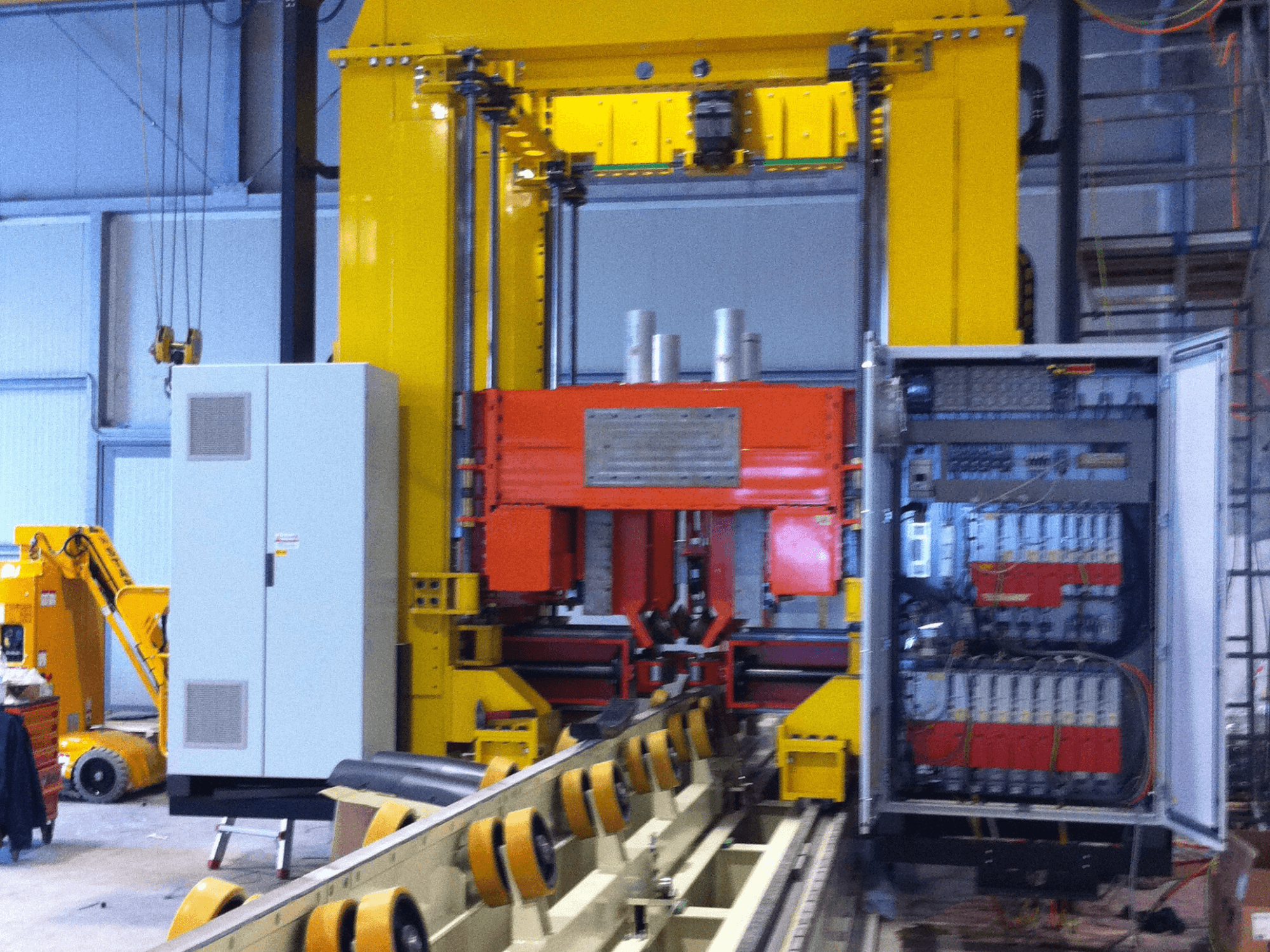 Macchina RONDA IMPIANTO CHIUSURA E SALDATURA LASER, vista frontale che mostra il pannello di controllo e i componenti di saldatura, in un ambiente industriale.