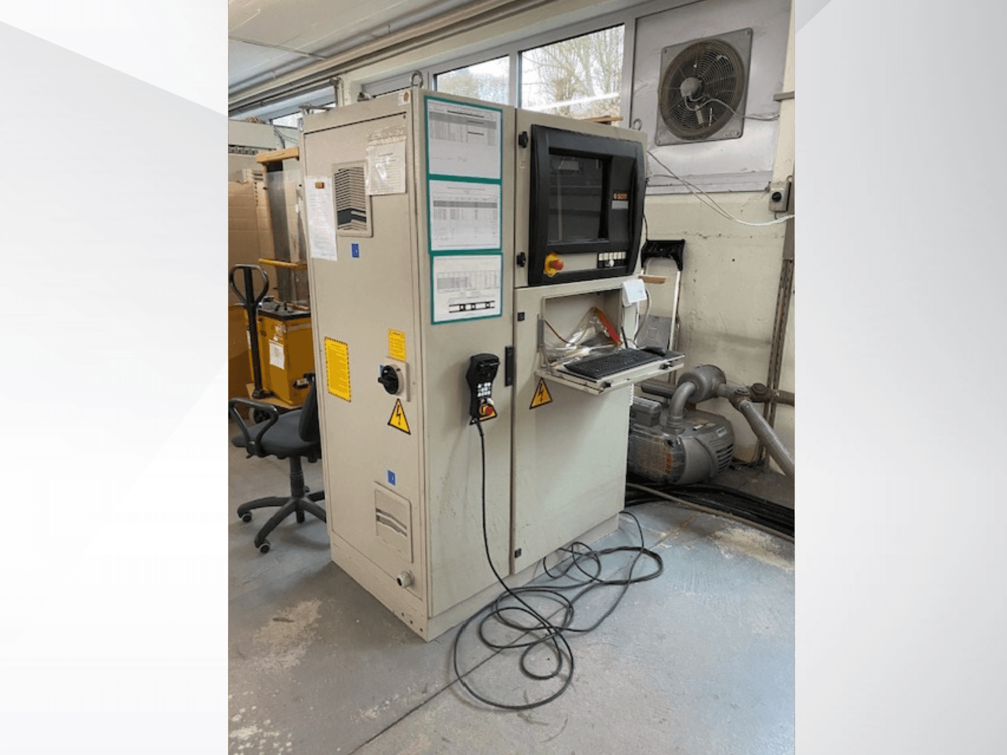 Centro di lavoro per il legno SCM Record 240 CNC in vista laterale, con pannello di controllo, etichette di sicurezza e collegamento a un motore.