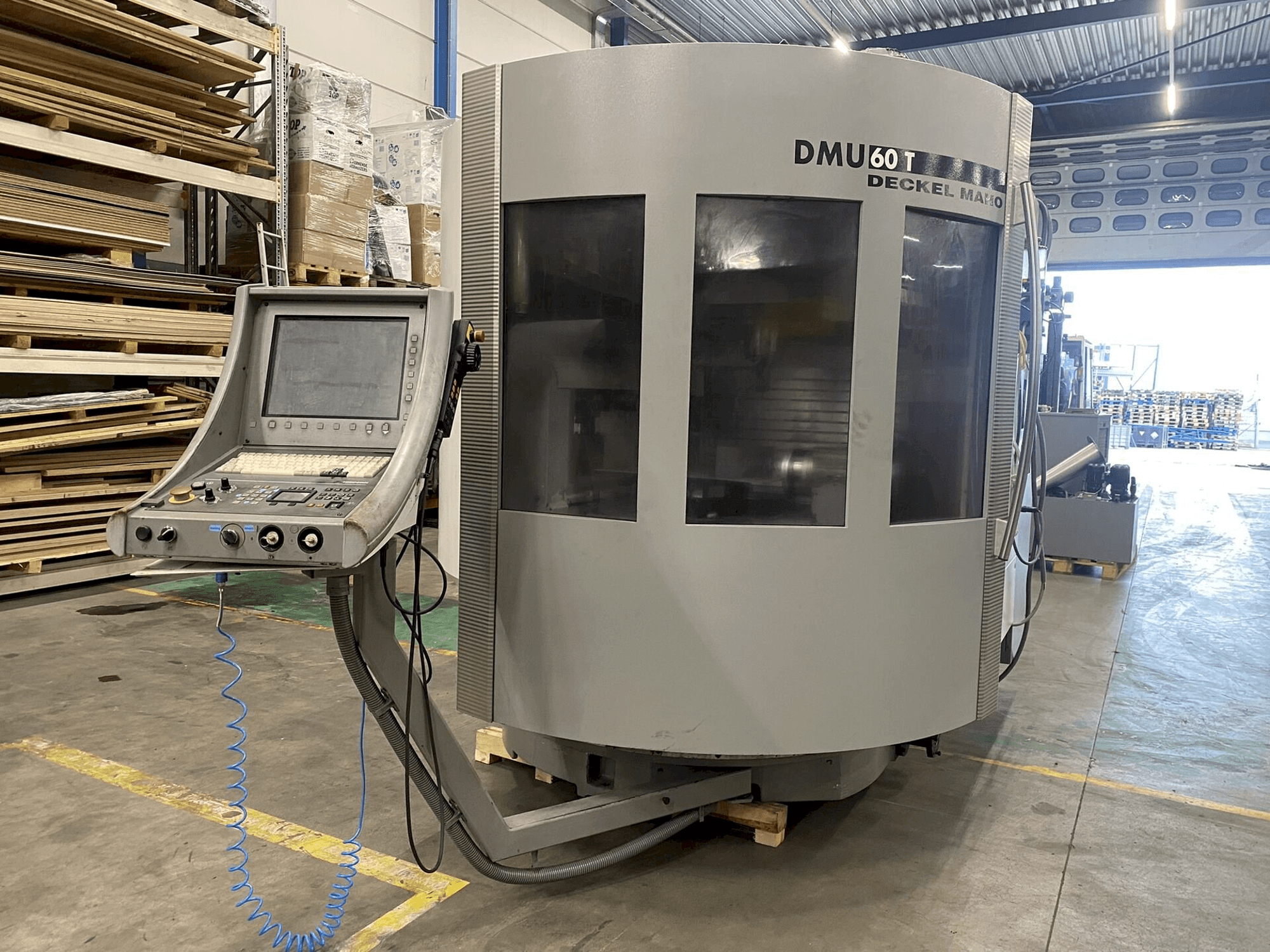 Vista frontale della macchina DECKEL MAHO DMU60T