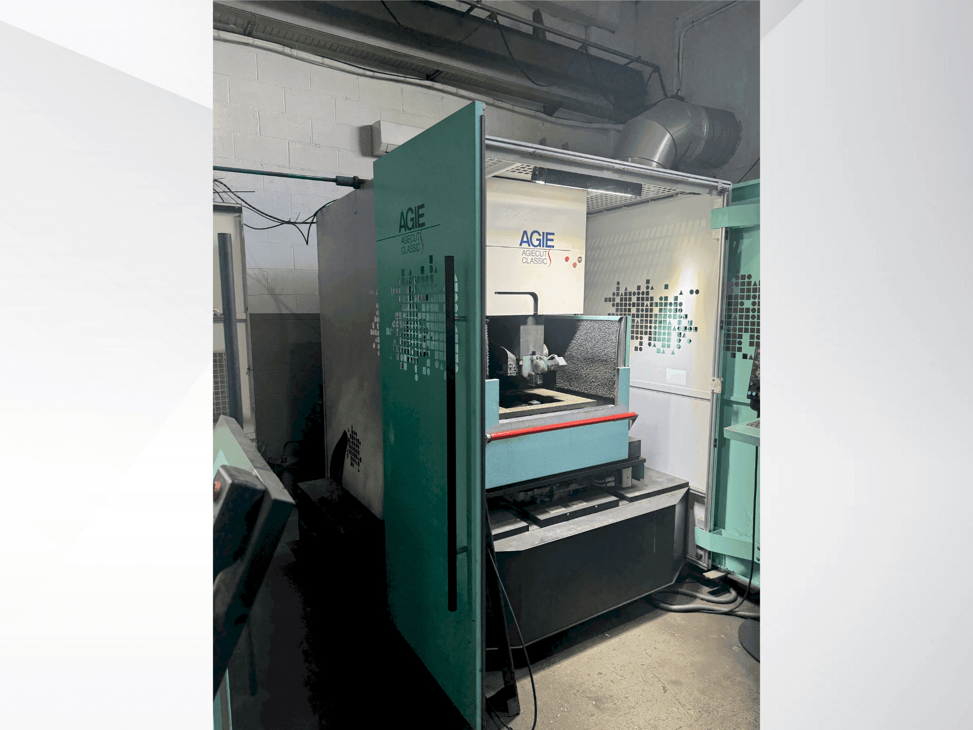 Vista frontale della macchina AGIE Agiecut Classic S