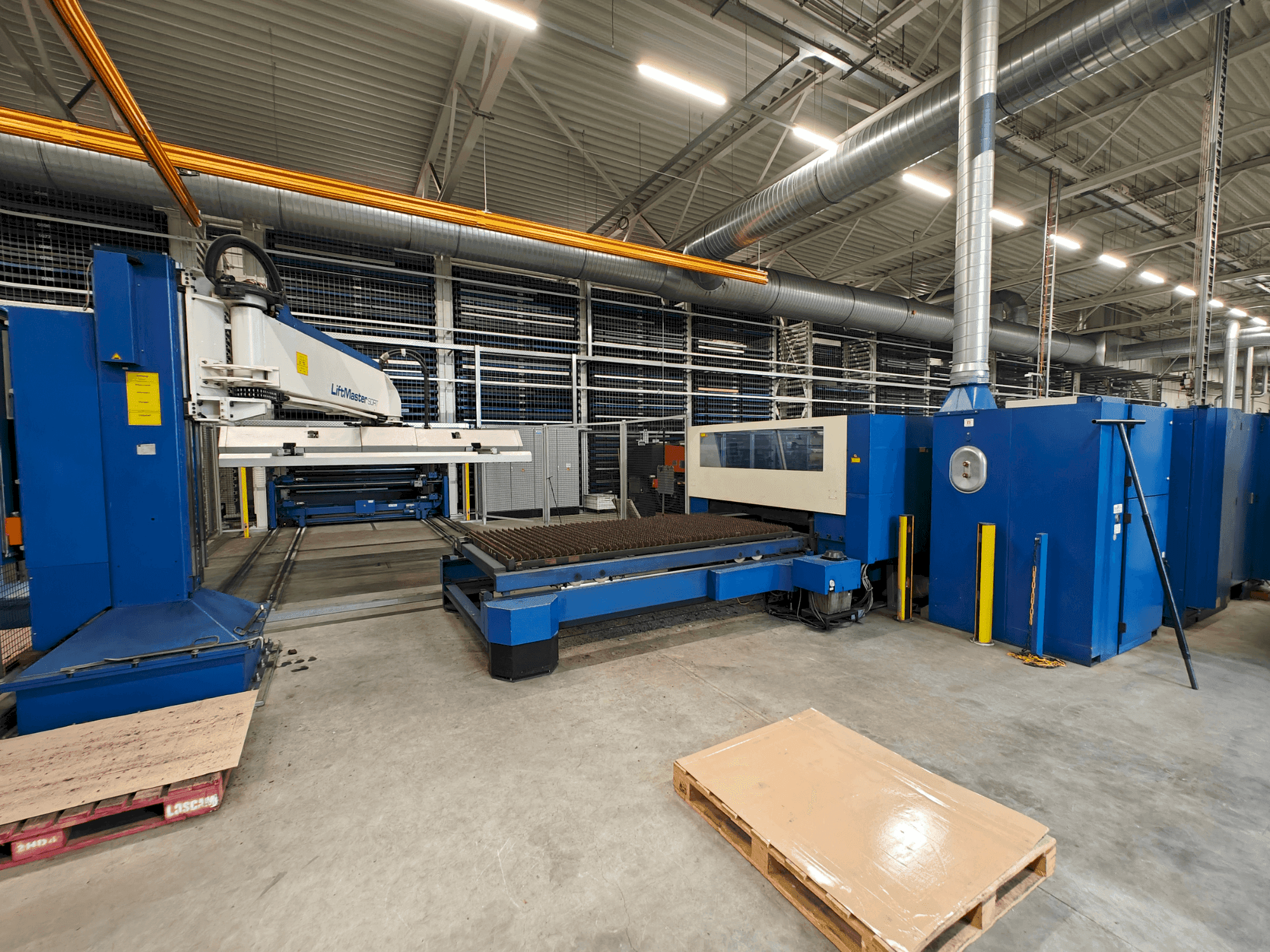 Vista frontale della macchina TRUMPF Trumatic L3050