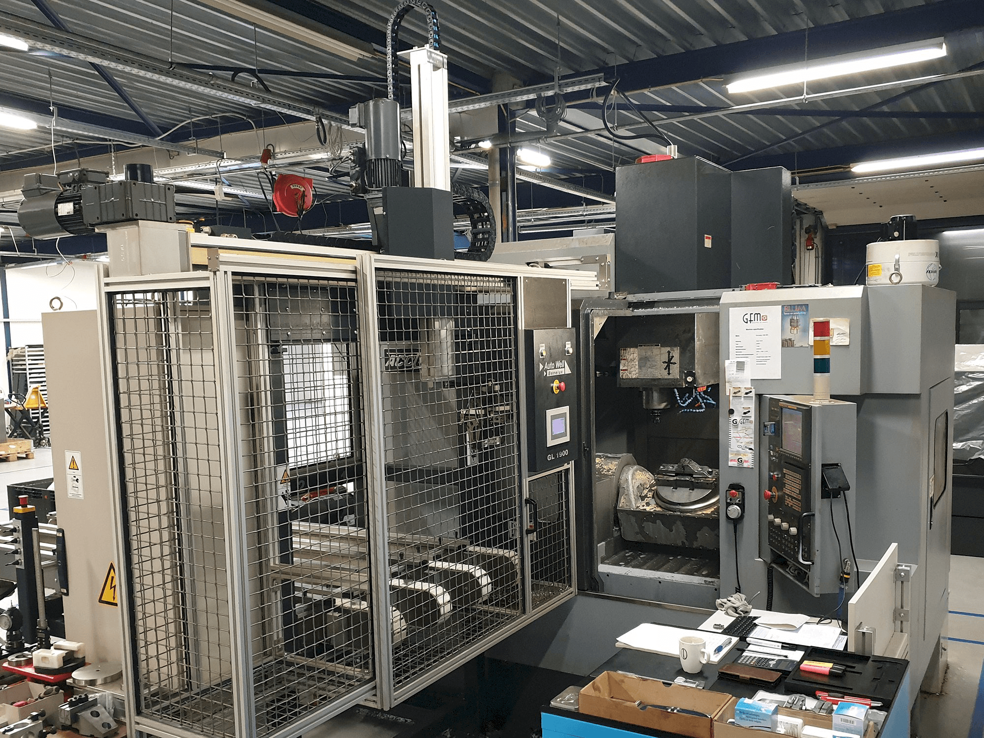 Vista lato sinistro della macchina ACCUWAY UM - 350V5