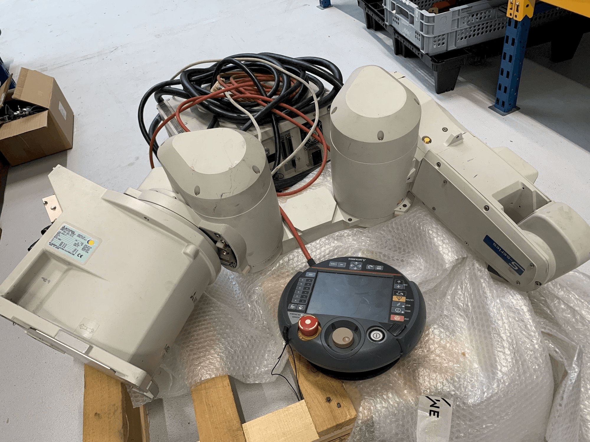 Vista frontale della macchina Mitsubishi Melfa RV 6S