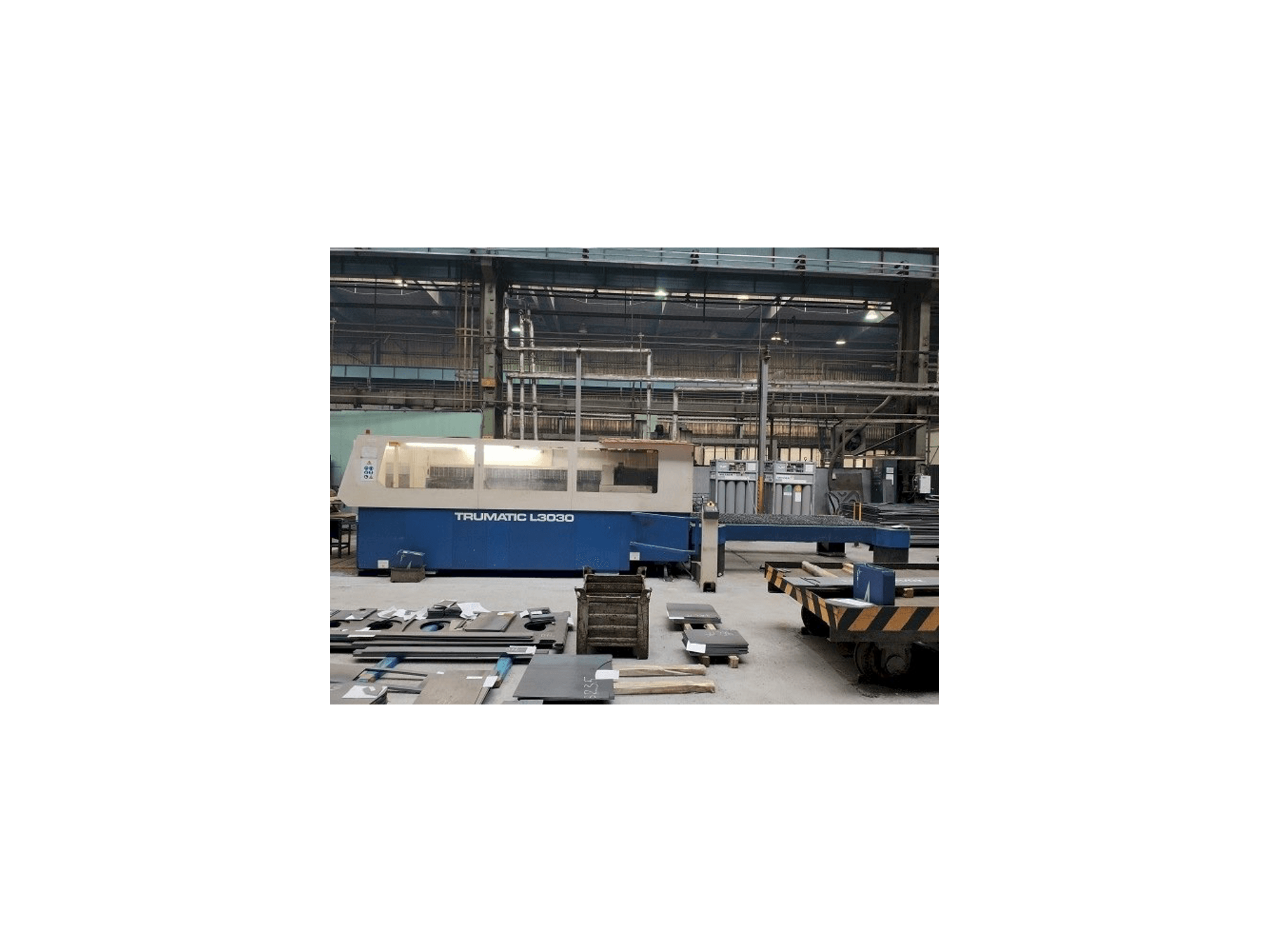 Vista frontale della macchina Trumpf TRUMATIC L 3030