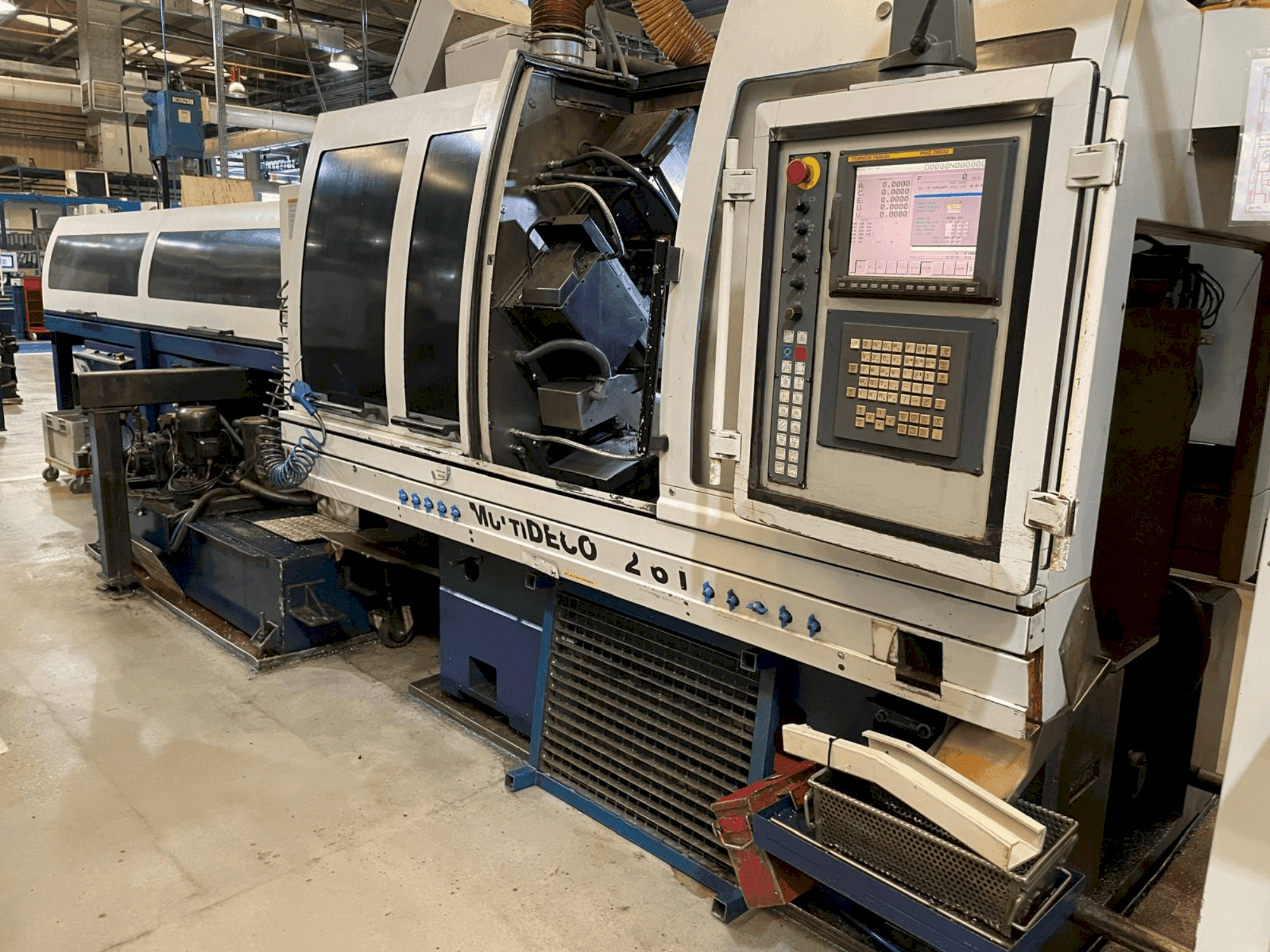 Vista frontale della macchina TORNOS MultiDeco 32-6i