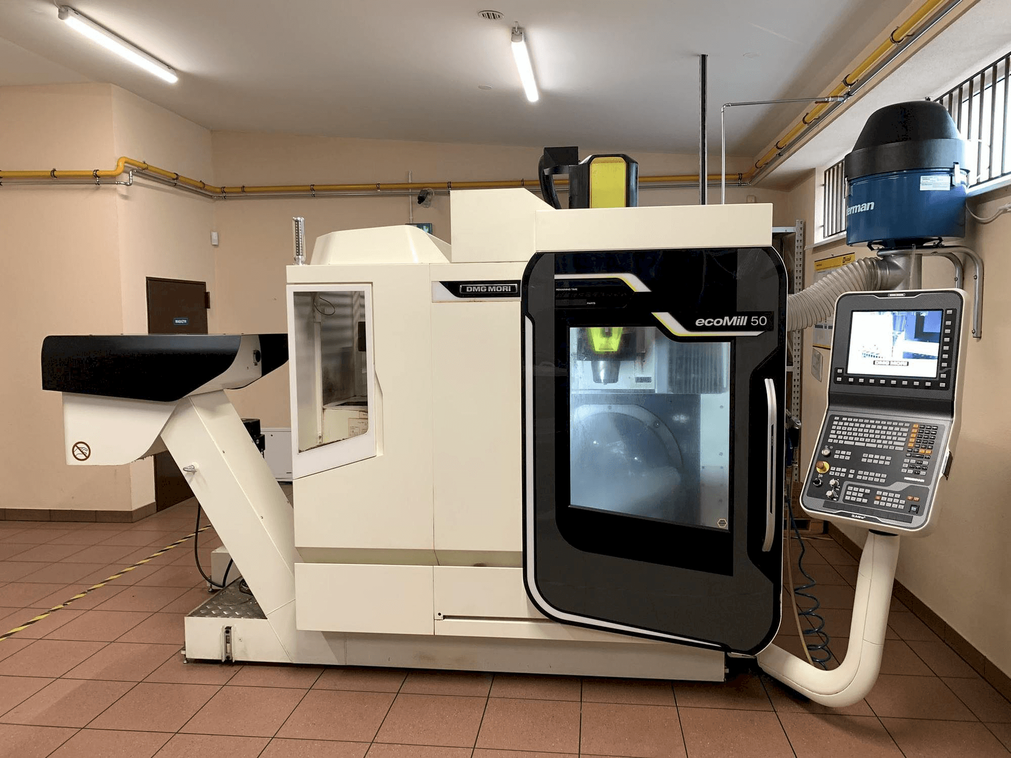 Vista frontale della macchina DMG MORI ecoMill 50