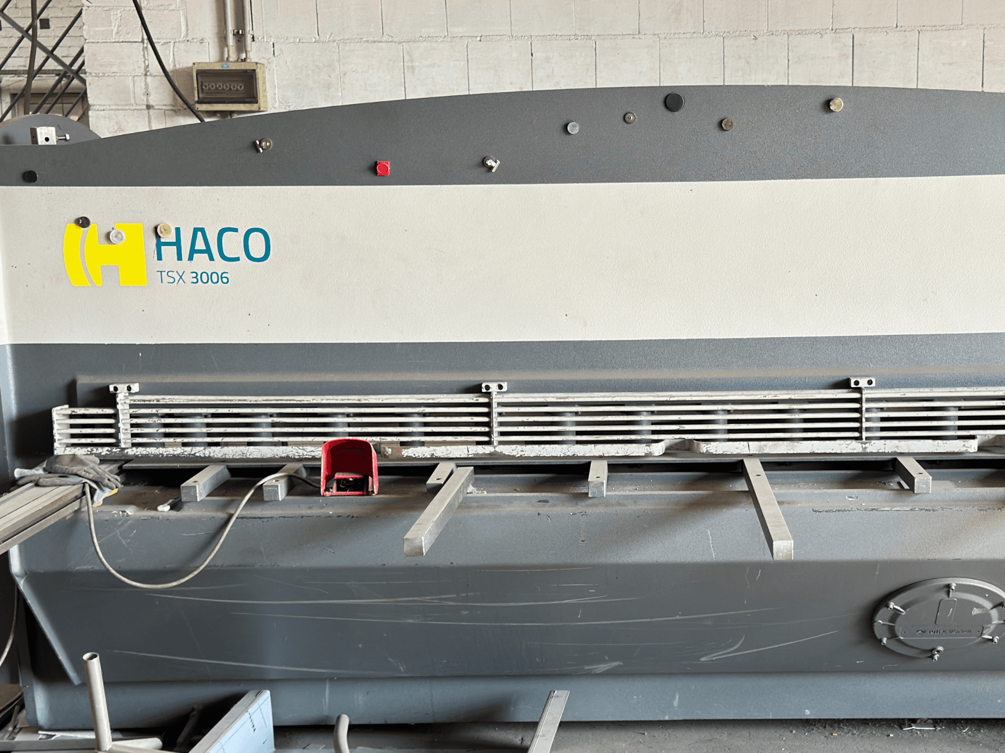 Cesoia idraulica HACO TSX3006 MOT, vista frontale, con lame di taglio metalliche e pannello di controllo, con dettagli operativi.