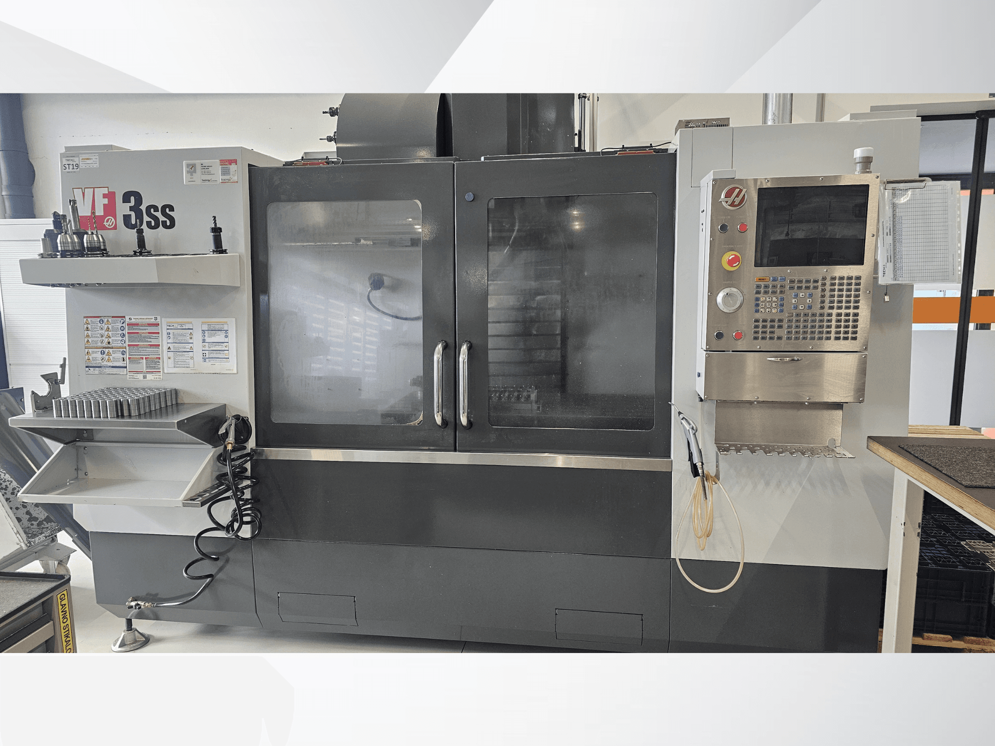 Centro di lavoro verticale HAAS VF-3SS, vista frontale, con pannello di controllo, portautensili e ampia porta in vetro.