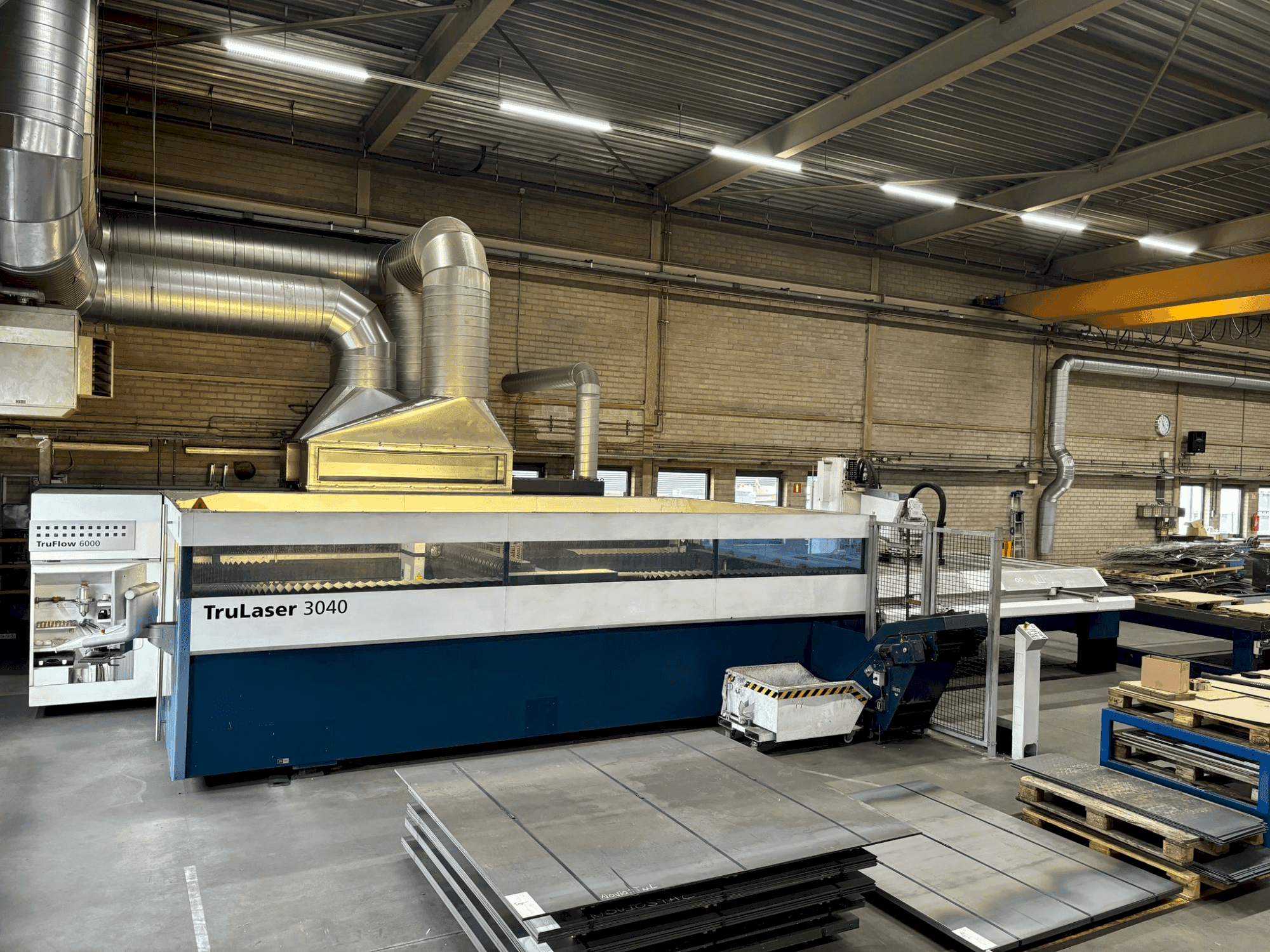 Vista frontale della macchina TRUMPF TruLaser 3040 + LiftMaster