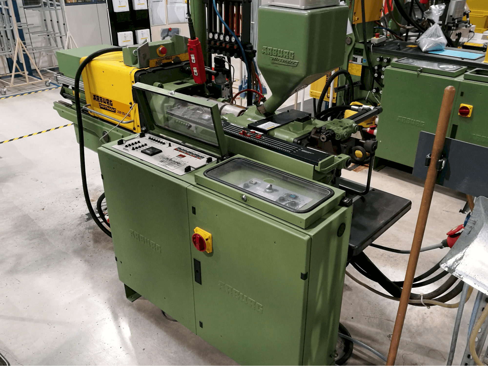 Vista lato destro della macchina Arburg Allrounder 221-75-350