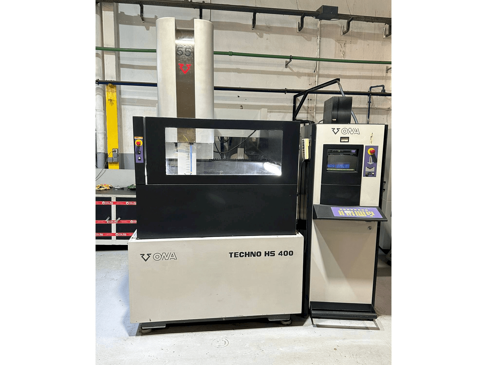 Vista frontale della macchina ONA HS 400