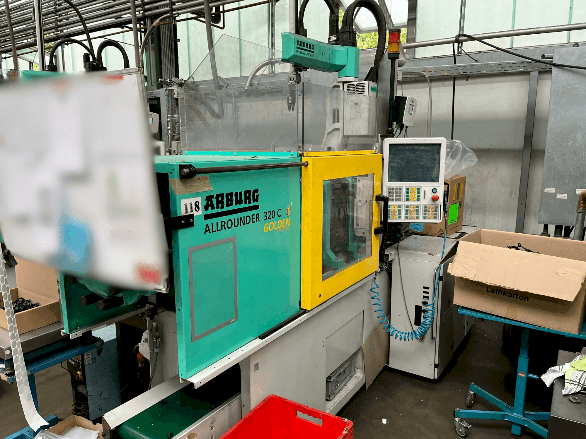 Vista frontale della macchina Arburg Allrounder 320-50 C