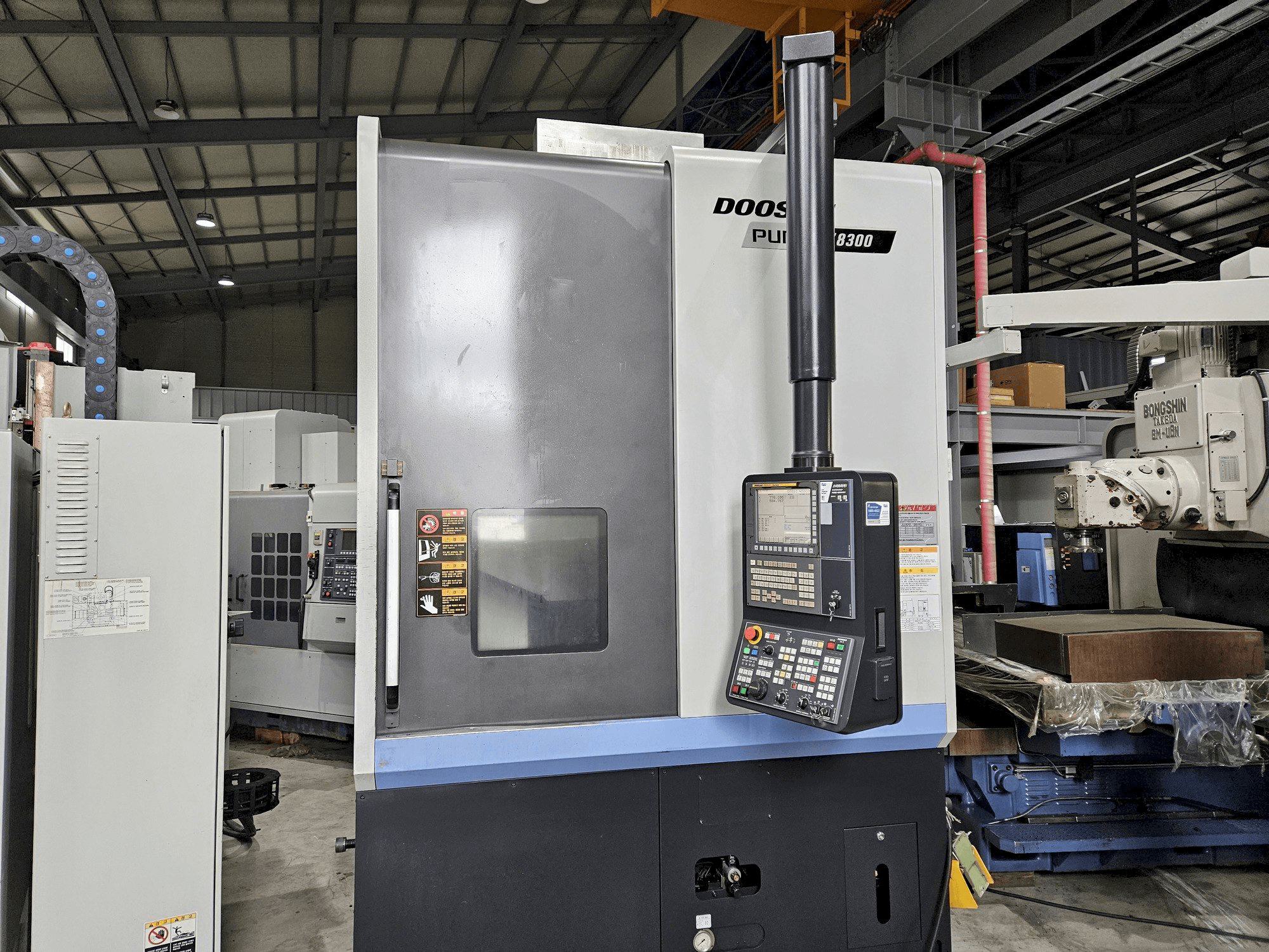 Vista frontale della macchina DOOSAN PUMA V8300