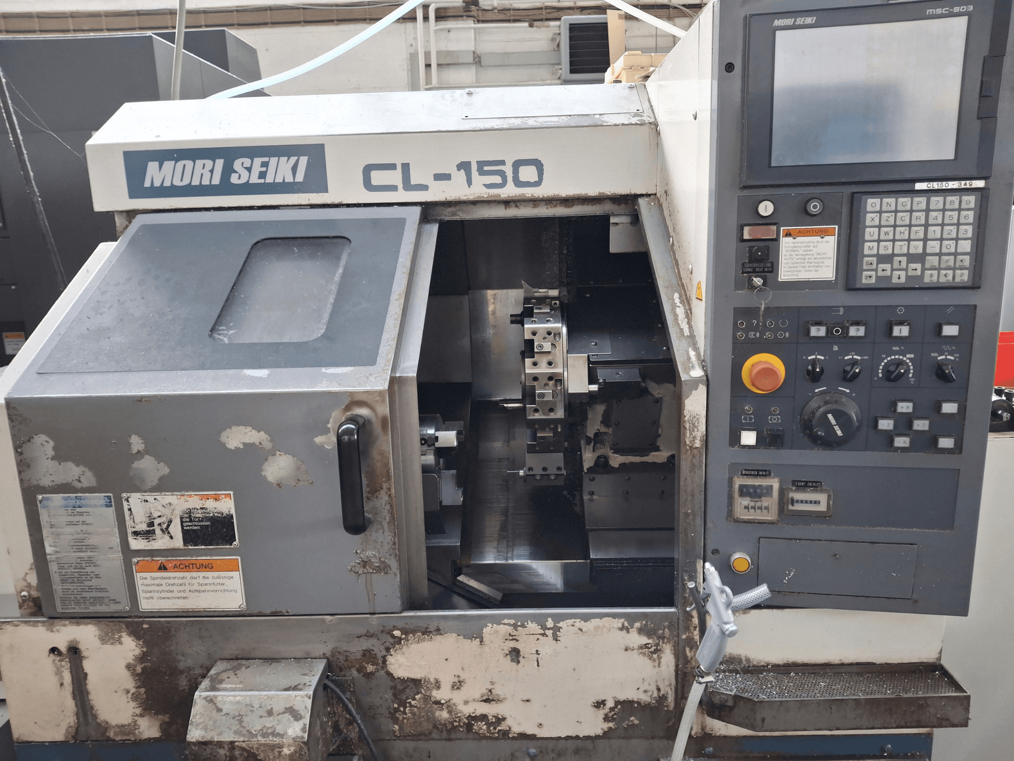 Tornio orizzontale MORI SEIKI CL-150, vista frontale. Pannello di controllo, utensili da taglio e display operativi.