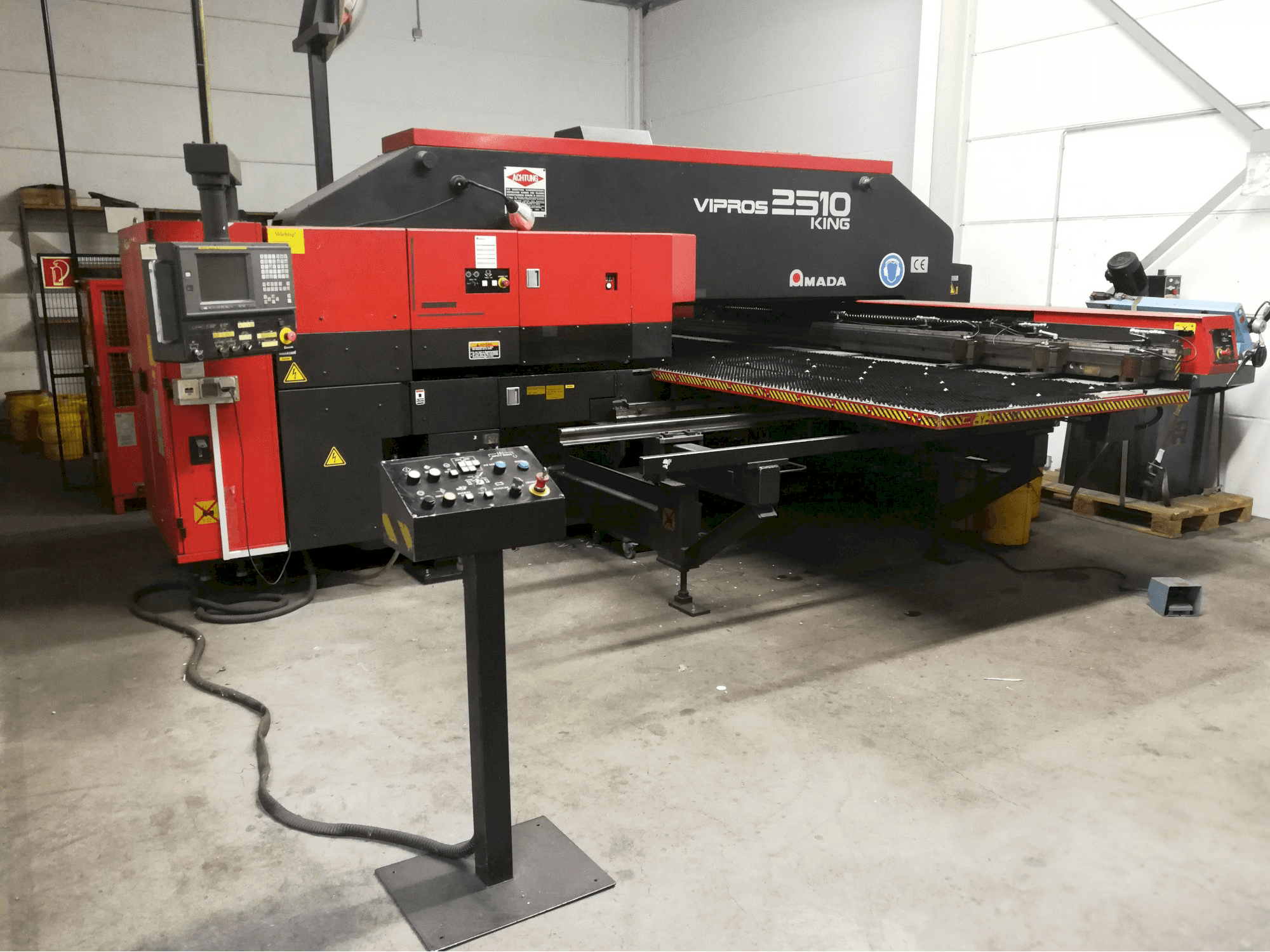 Vista frontale della macchina AMADA Vipros 2510 King