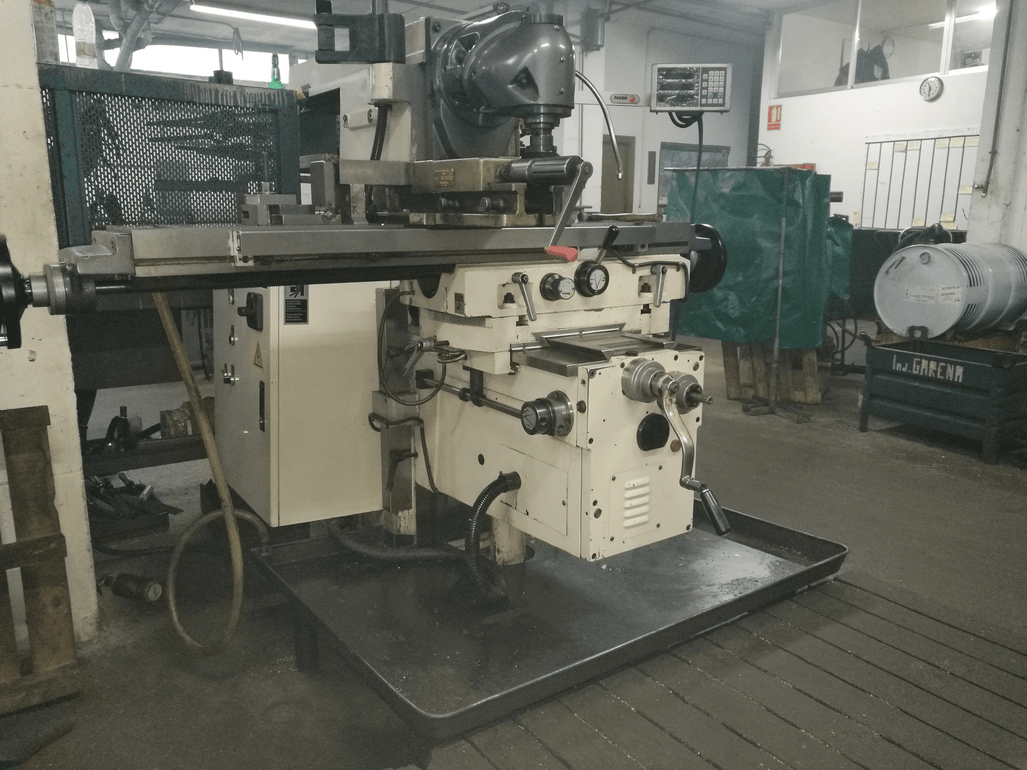 Vista frontale della macchina LAGUN FU-130