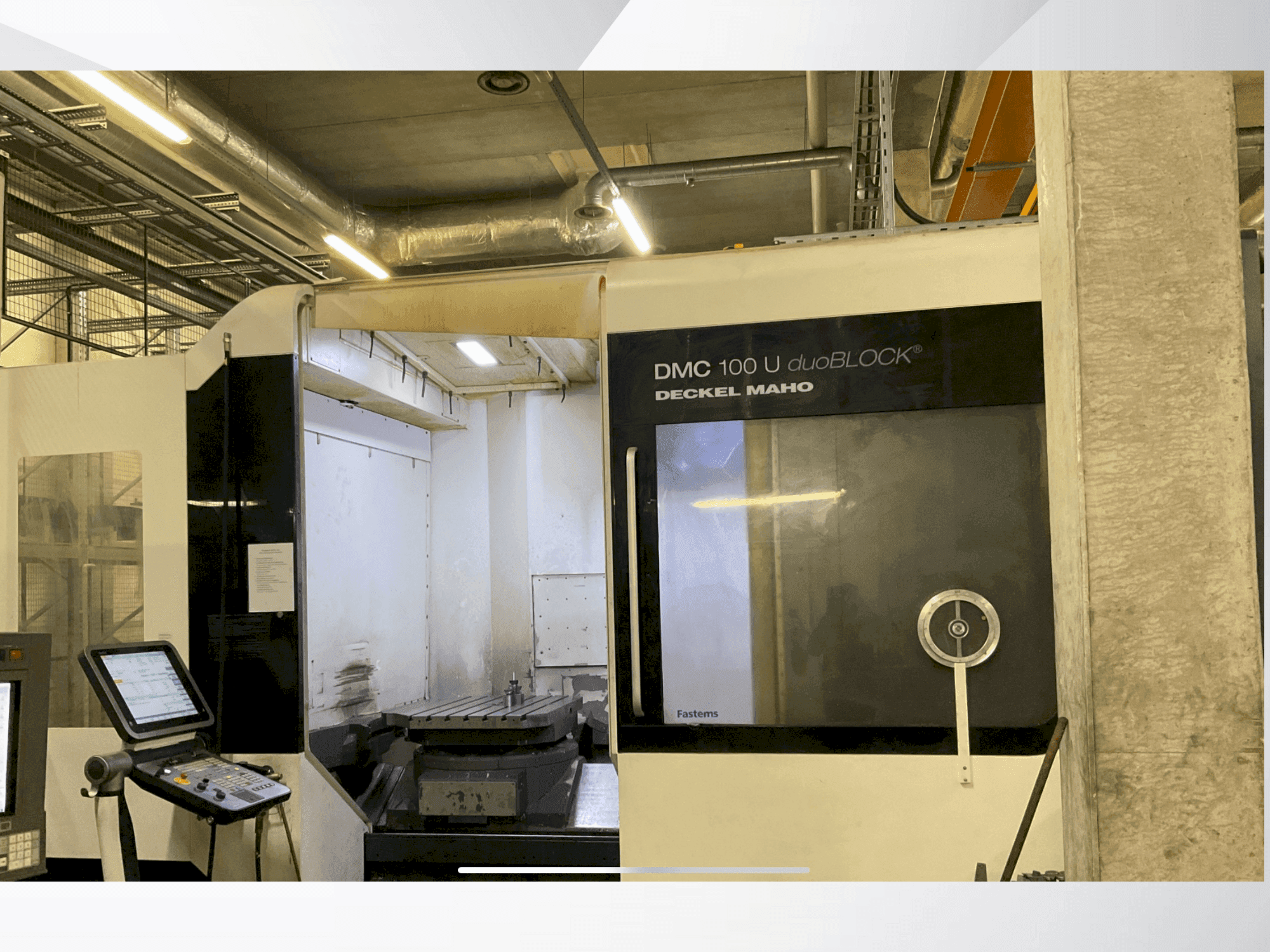 Vista frontale della macchina DMG DECKEL MAHO DMC 100U duoBLOCK
