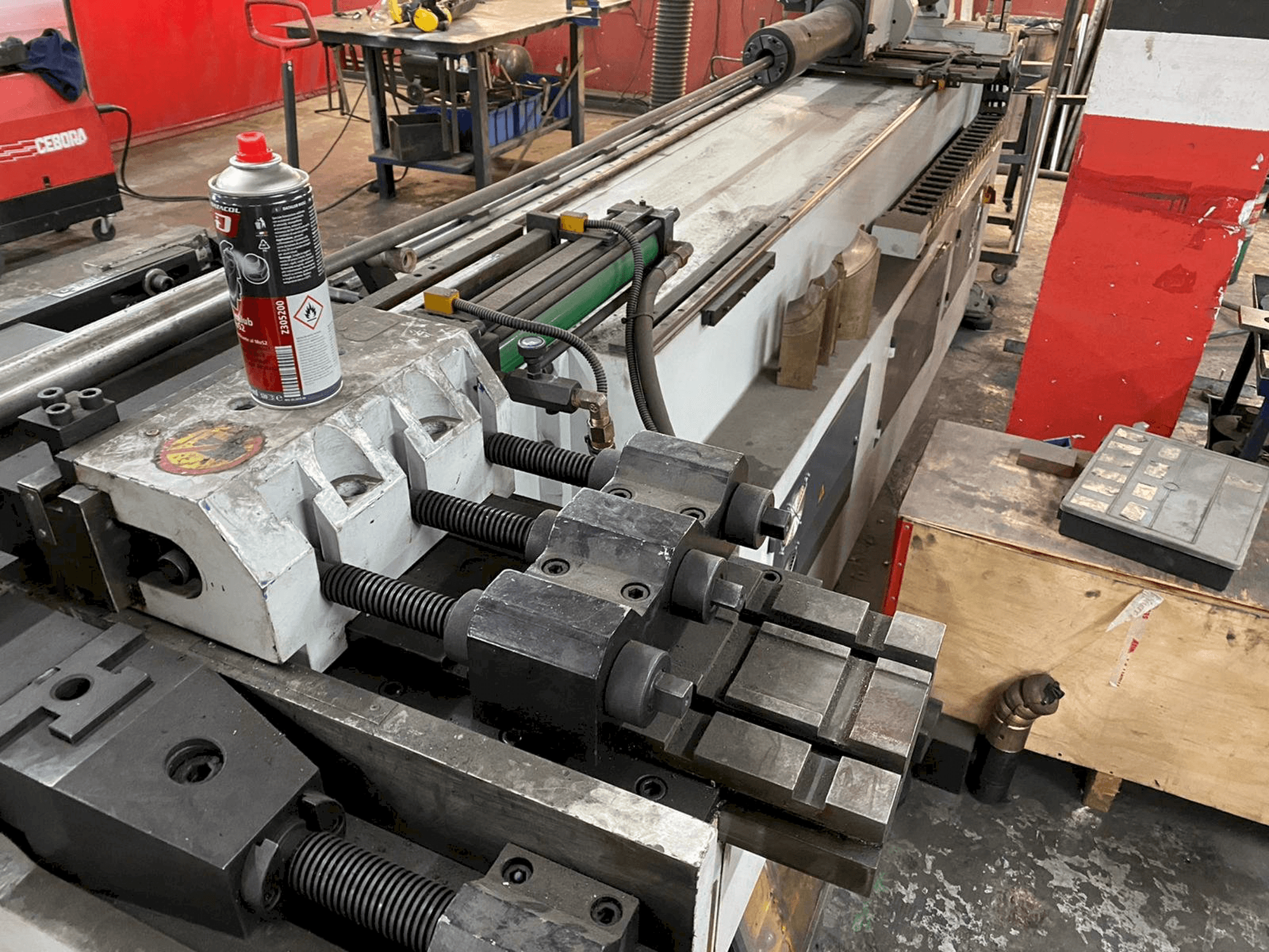 Vista frontale della macchina Segura Llunell SB-76-NCBL