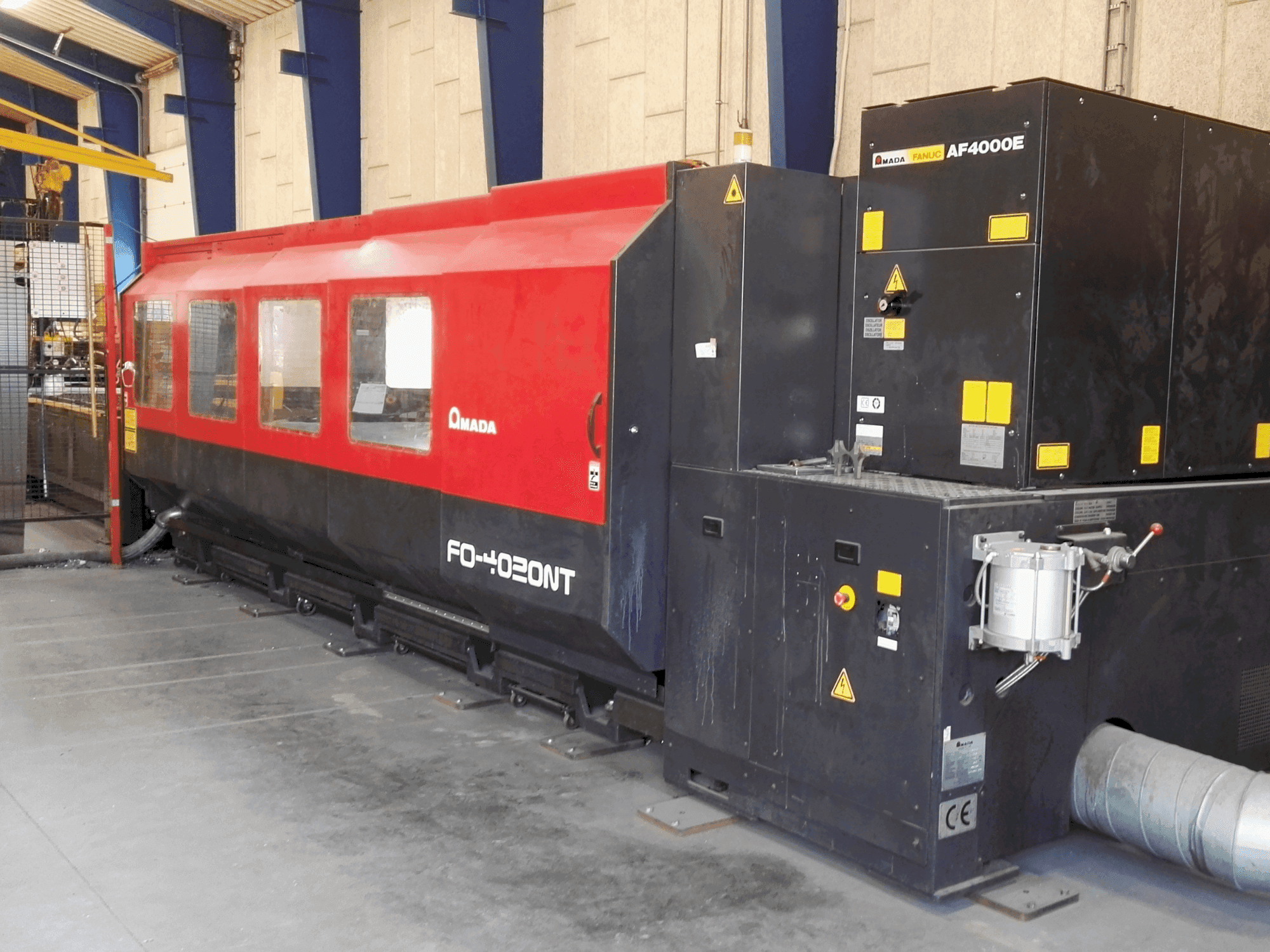 Vista frontale della macchina AMADA FO-4020NT (2005)