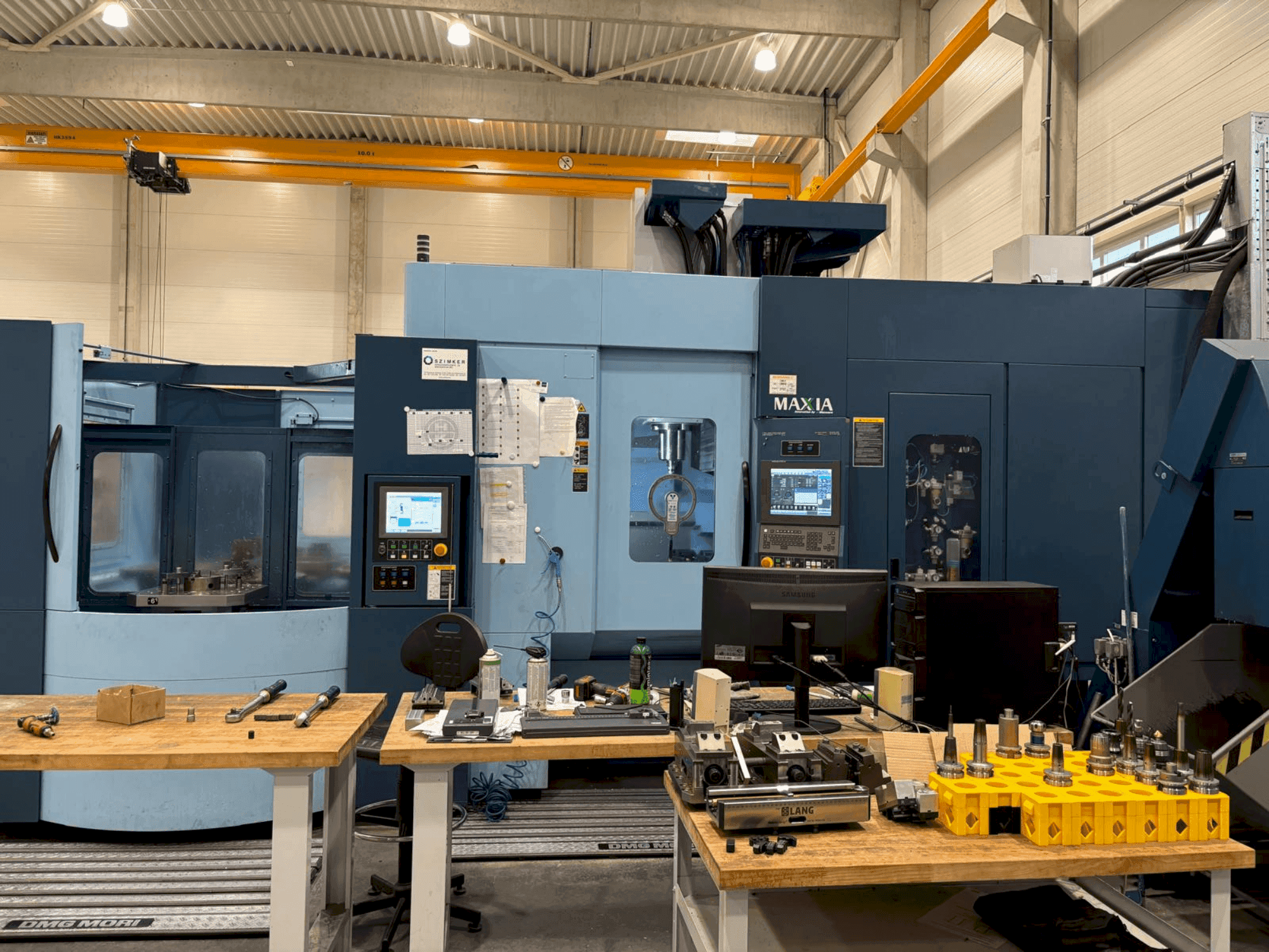 Vista frontale della macchina Matsuura MAM72-70V