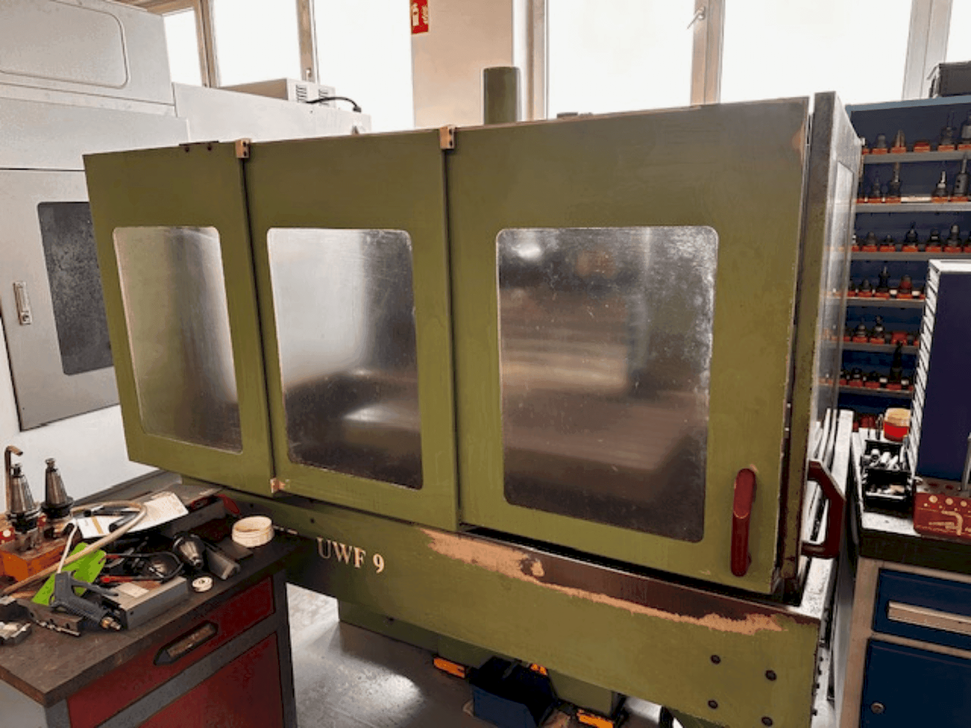 Vista frontale della macchina HERMLE UWF 900