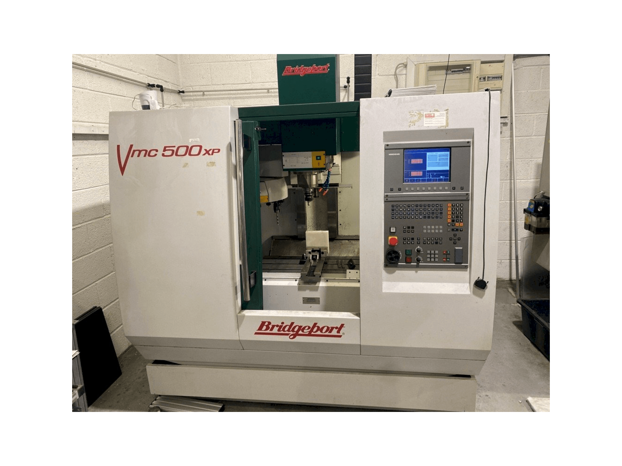 Vista frontale della macchina Bridgeport VMC 500