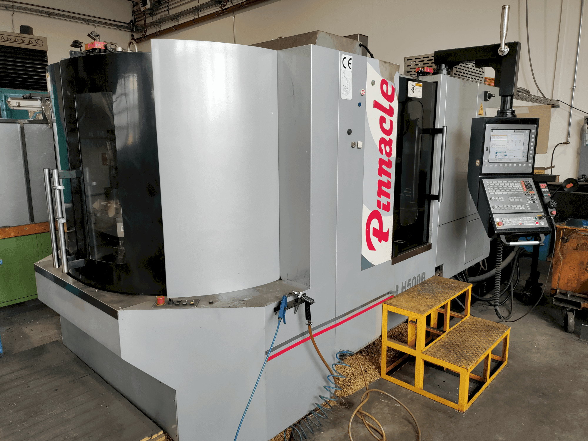 Vista frontale della macchina Pinnacle LH 500B