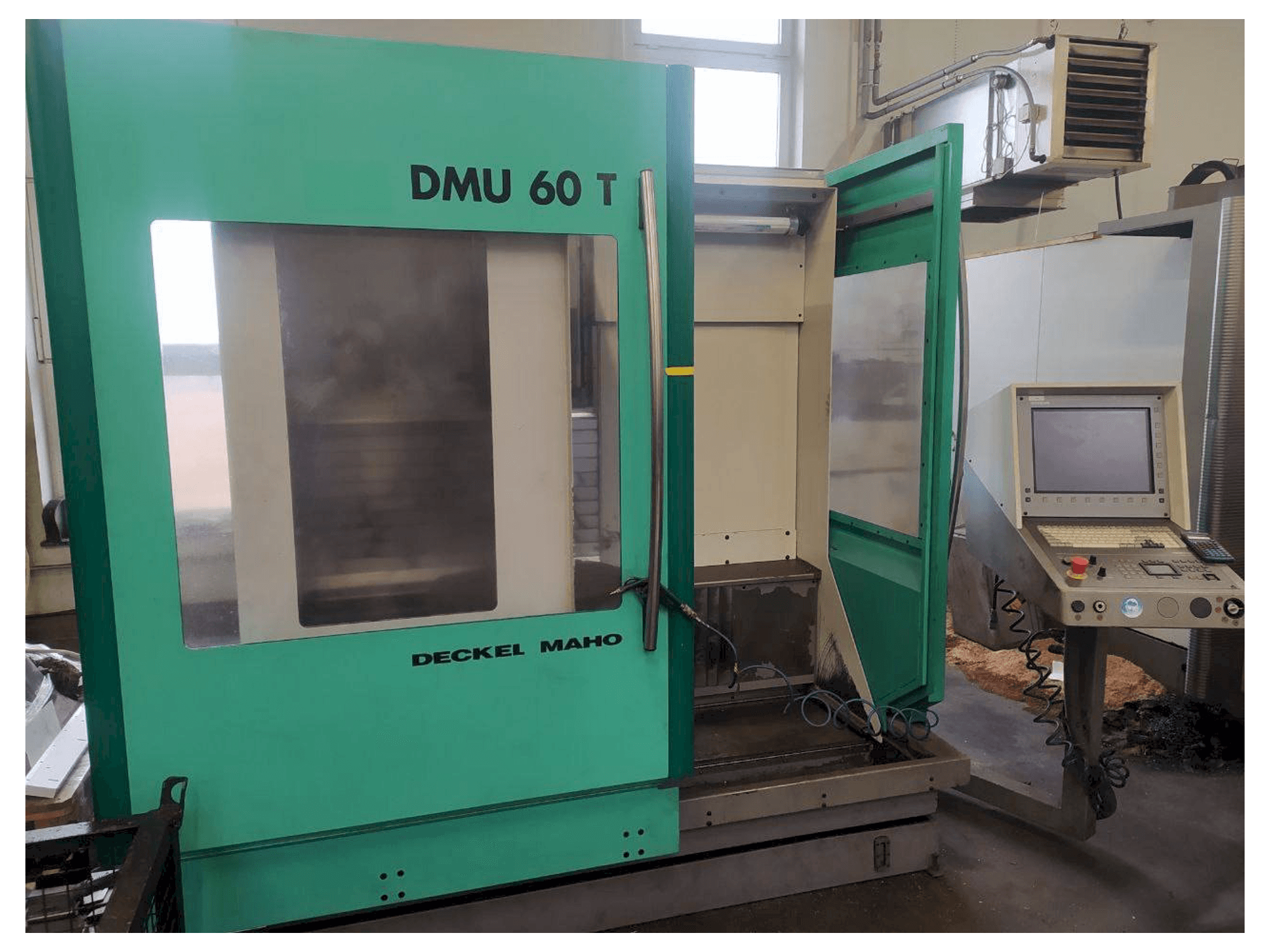 Vista frontale della macchina DECKEL MAHO DMU 60 T
