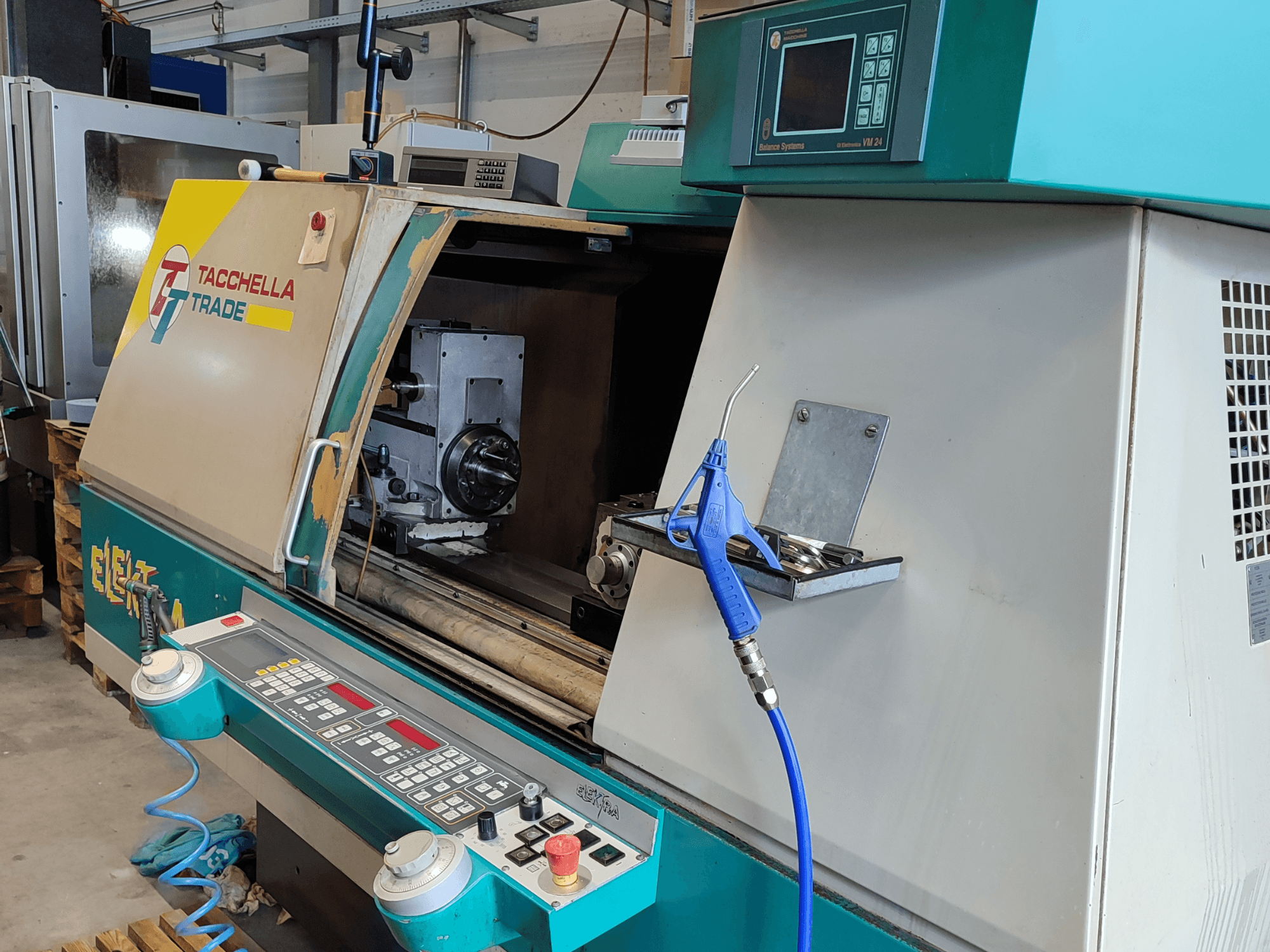 Rettificatrice cilindrica Tacchella Elektra 513 MPC, vista frontale con pannello di controllo e area operativa.