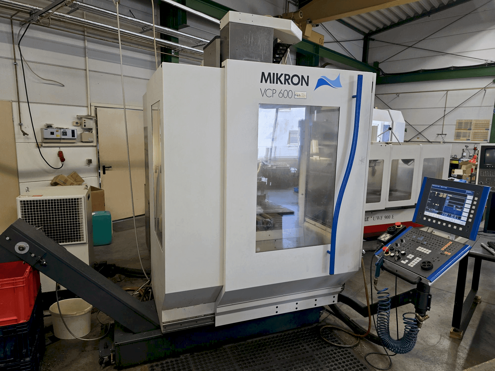 Vista frontale della macchina MIKRON VCP 600