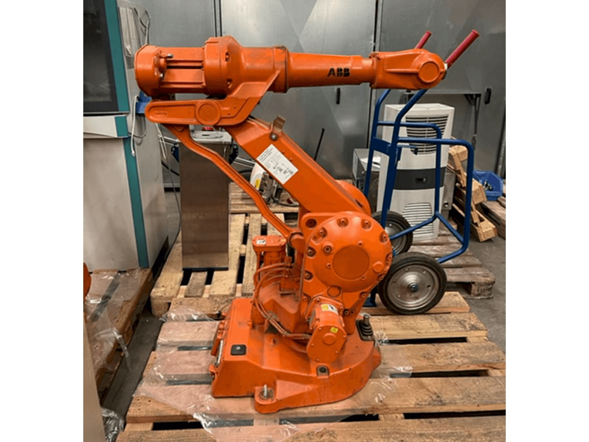 Vista frontale della macchina ABB IRB 2400/16 M2000