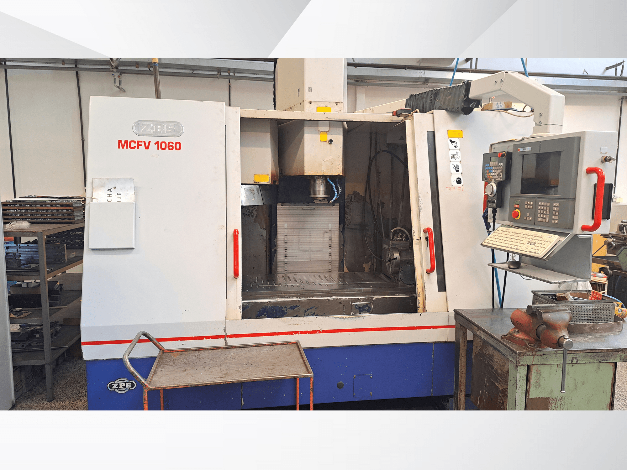 Macchina CNC ZPS MCFV 1060 in un'officina, vista frontale che mostra il pannello di controllo, il mandrino e l'area di lavoro; colori grigio metallizzato e blu.