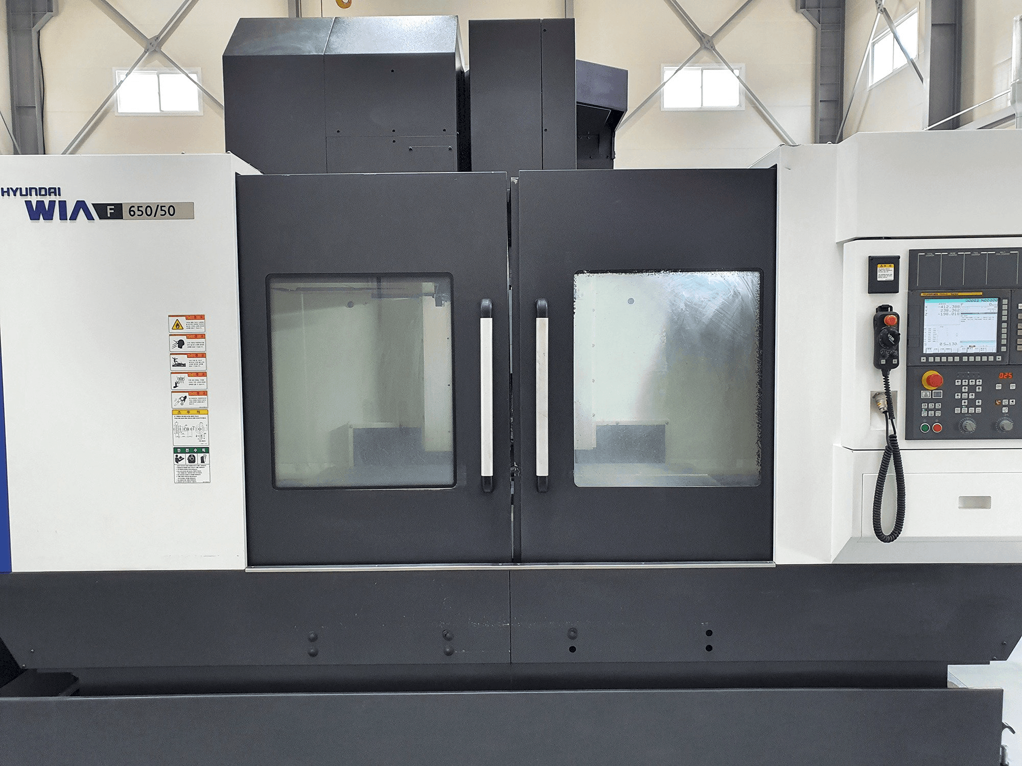 Vista frontale della macchina Hyundai Wia F650/50