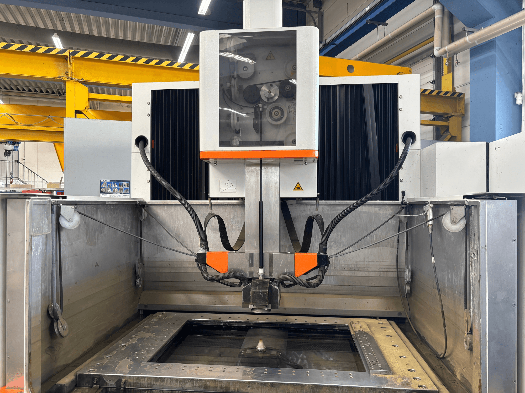 Macchina per elettroerosione a filo +GF+ AGIECHARMILLES CUT 400 Sp, vista frontale che mostra il piano di lavoro e i meccanismi di funzionamento.