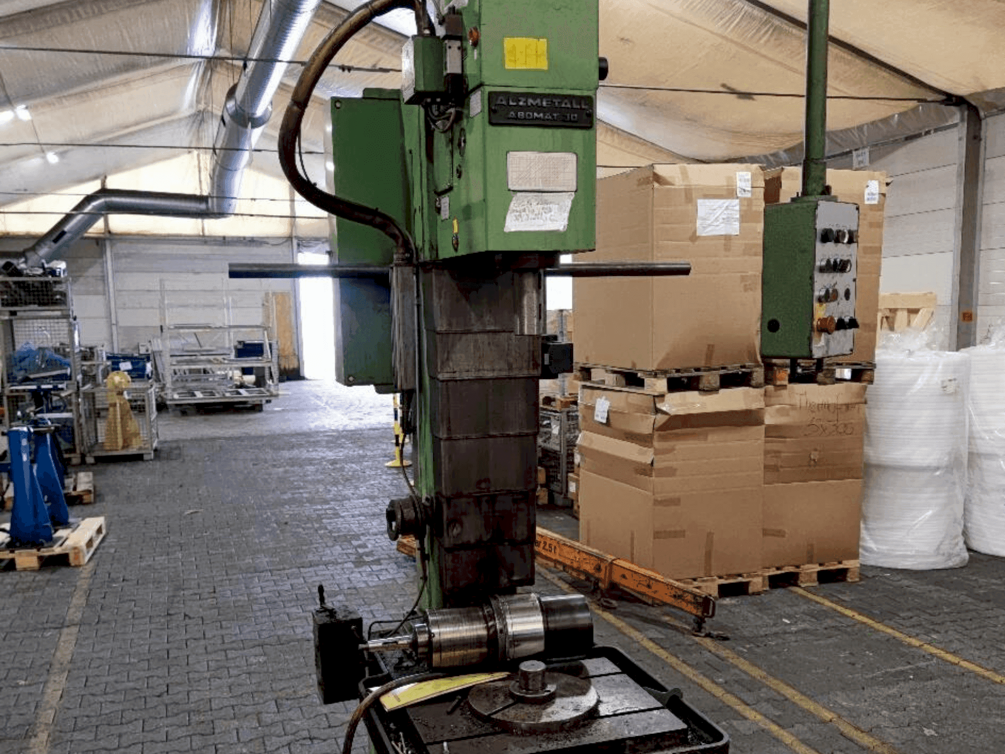 Vista frontale della macchina Alzmetall Abomat 30