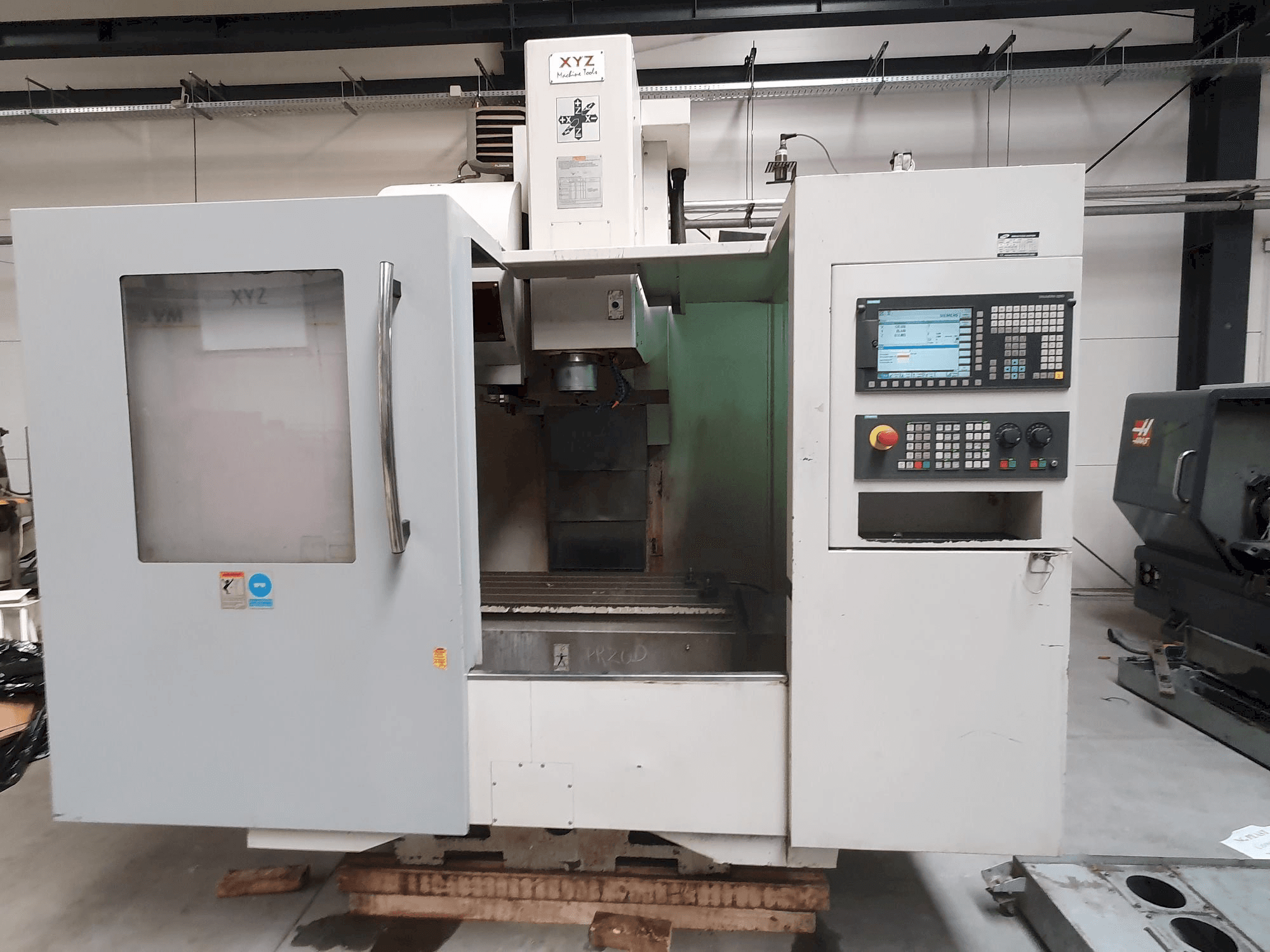 Vista frontale della macchina XYZ 1020 VMC