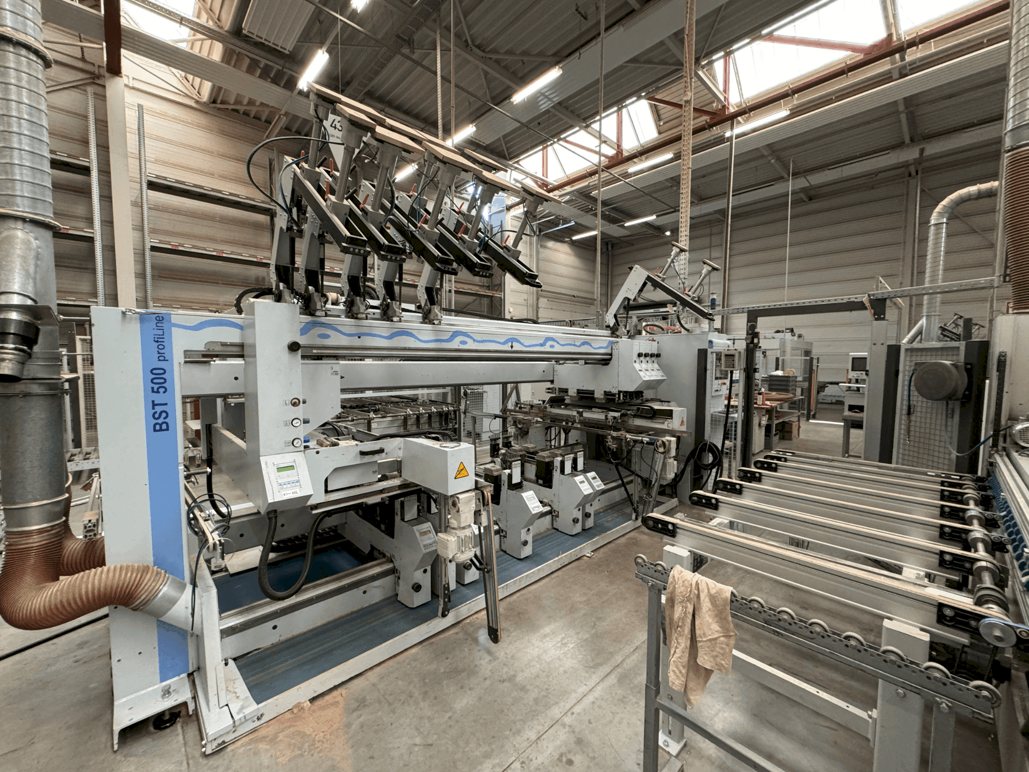 Vista frontale della macchina Weeke profiLine BST 500/D