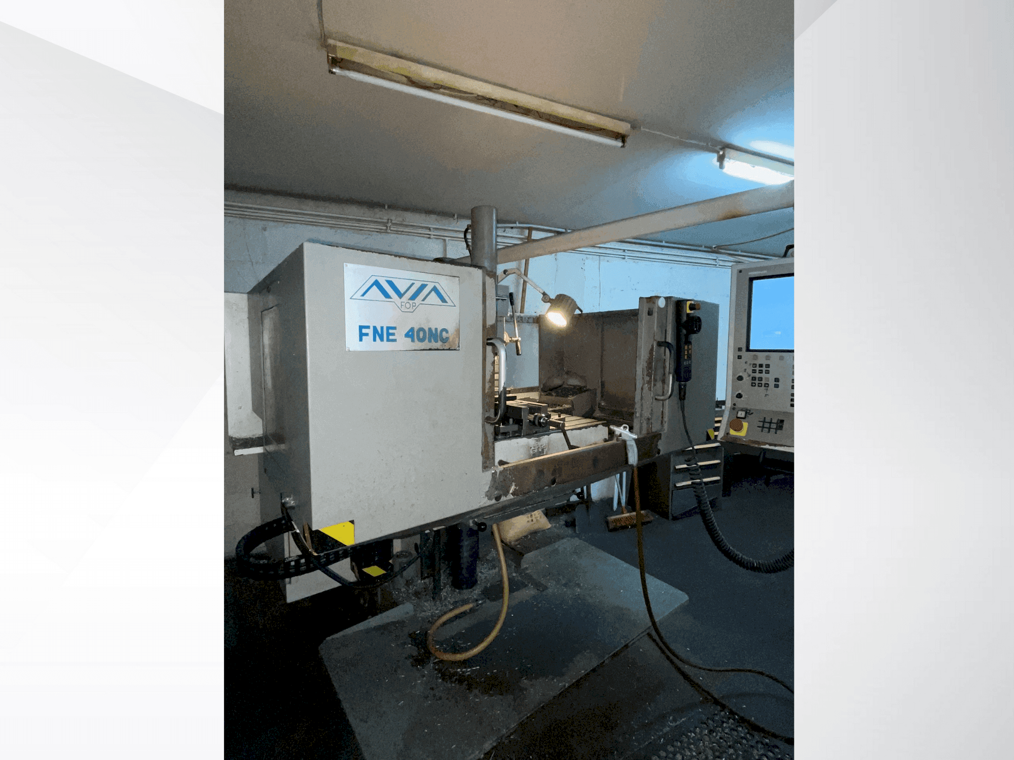 Vista frontale della macchina Avia FNE 40NC