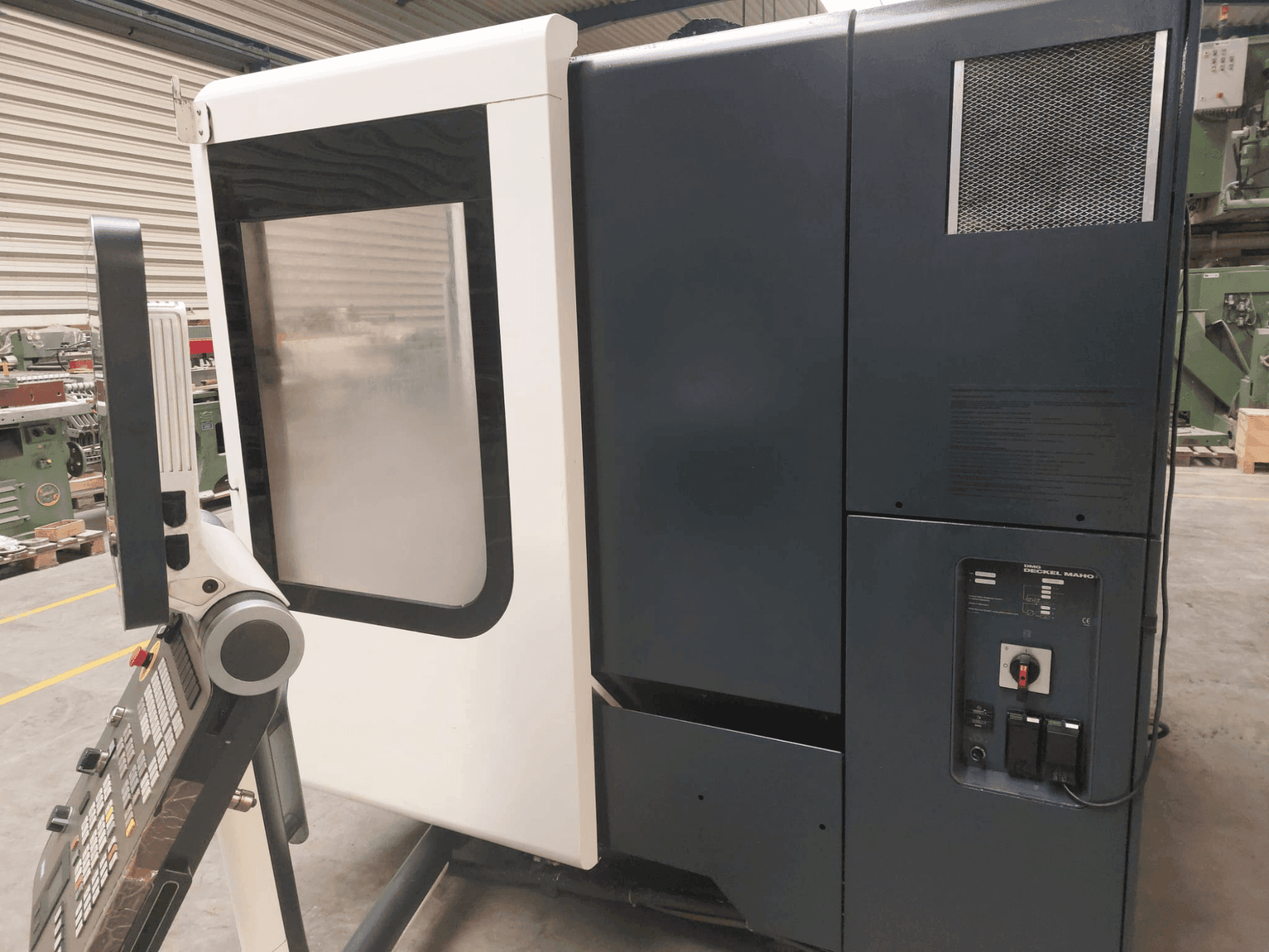 Vista frontale della macchina DMG DECKEL MAHO DMU 50