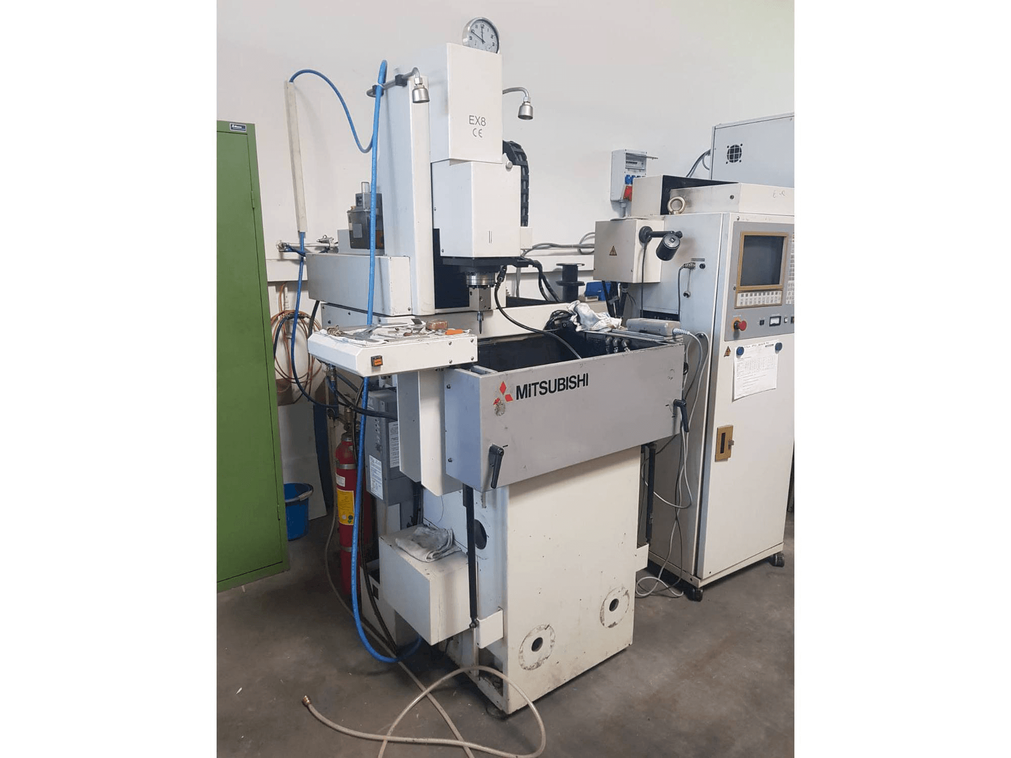 Vista frontale della macchina Mitsubishi EX 8