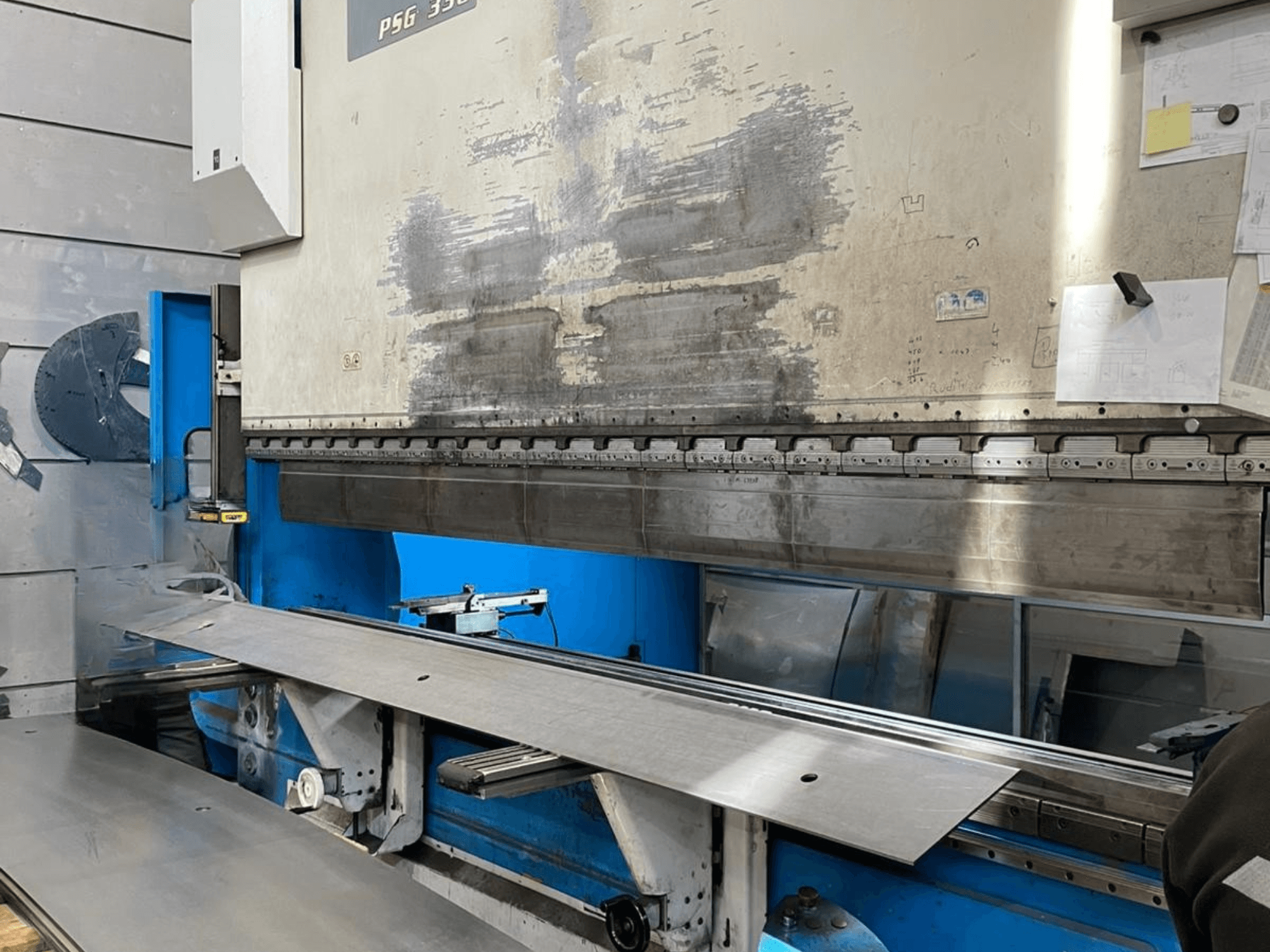 Pressa piegatrice GASPARINI PSG 330/4000 Variante C in officina, con area di piegatura con lamiera e comandi del macchinario.