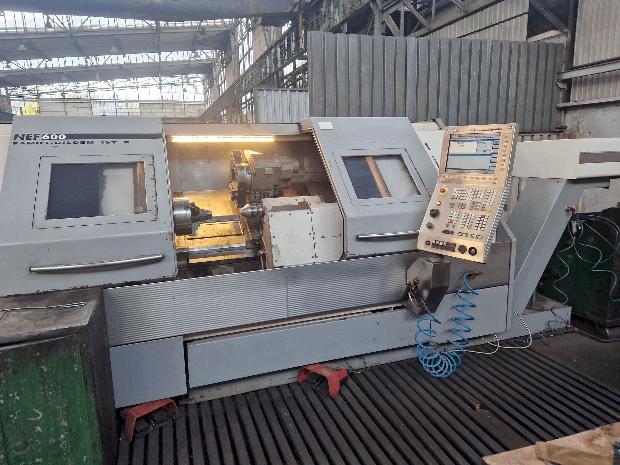 Vista frontale della macchina DMG GILDEMEISTER NEF 600