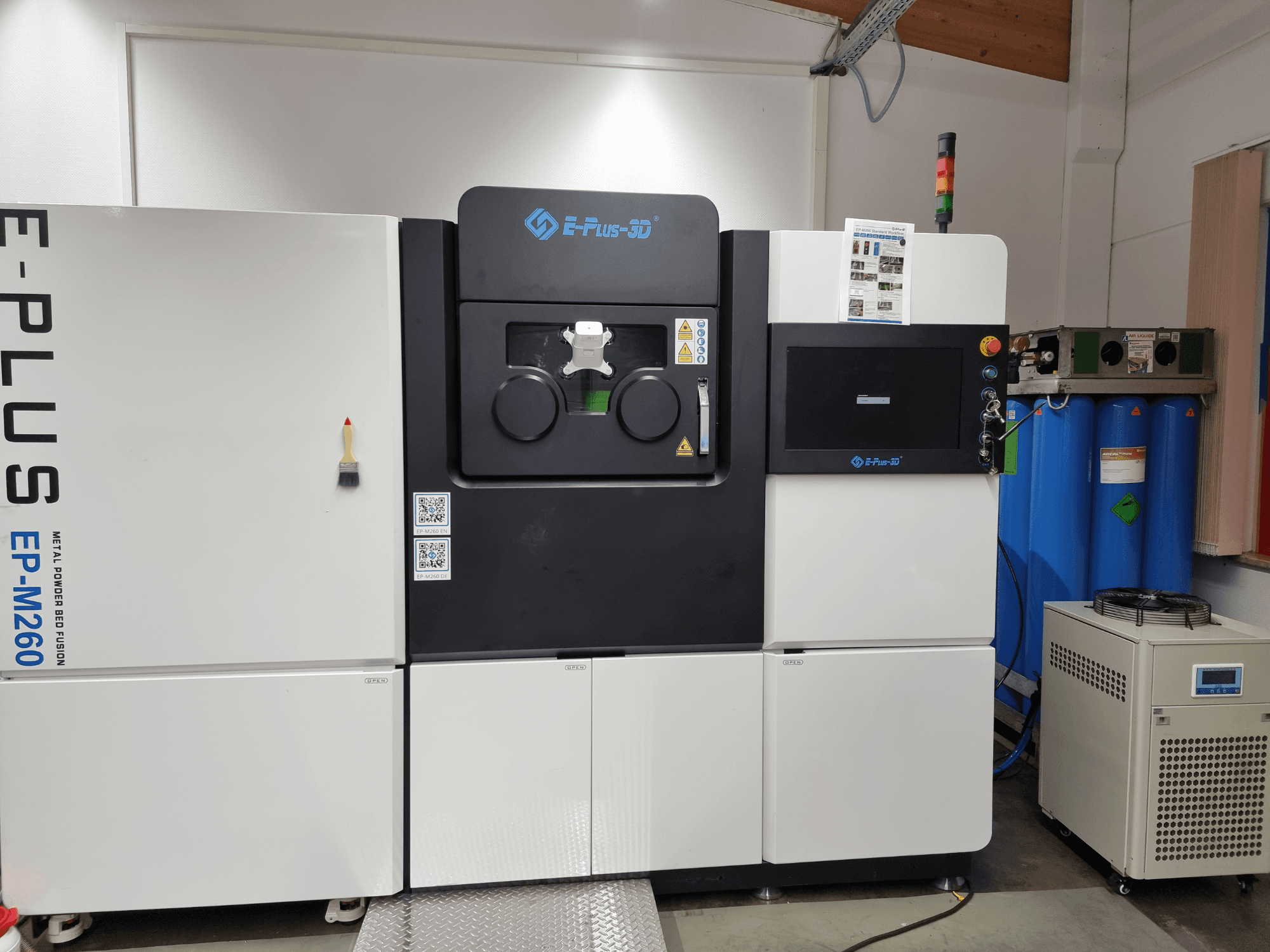 Vista frontale della stampante 3D per metalli Eplus3D EP-M260, che mostra le due camere e i dettagli del pannello di controllo.