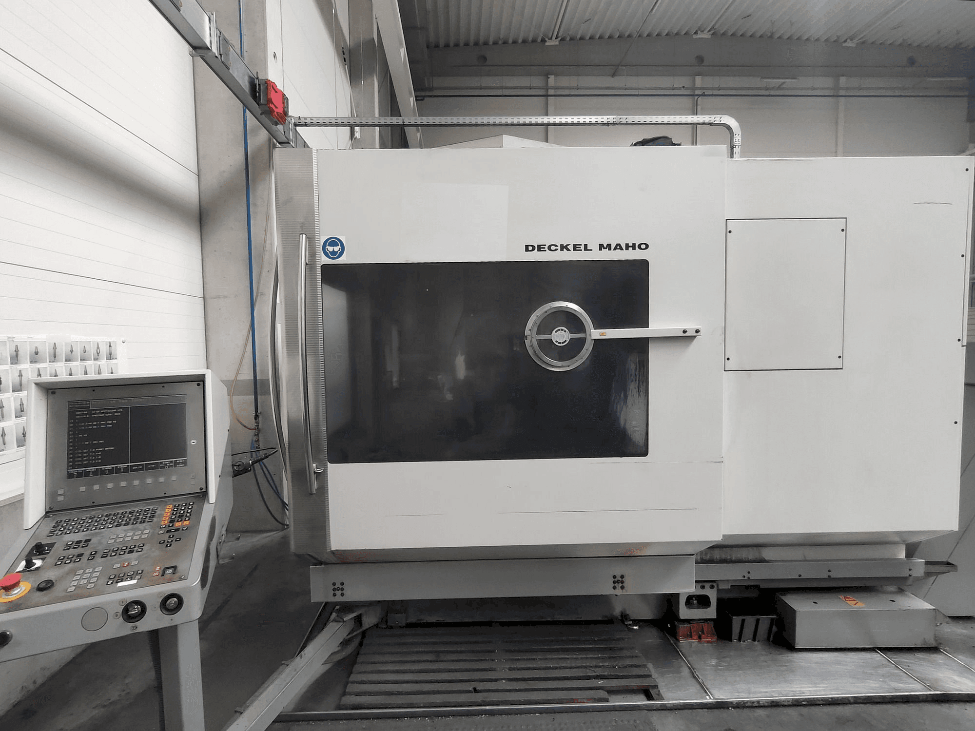 Vista frontale della macchina DECKEL MAHO DMU 60P