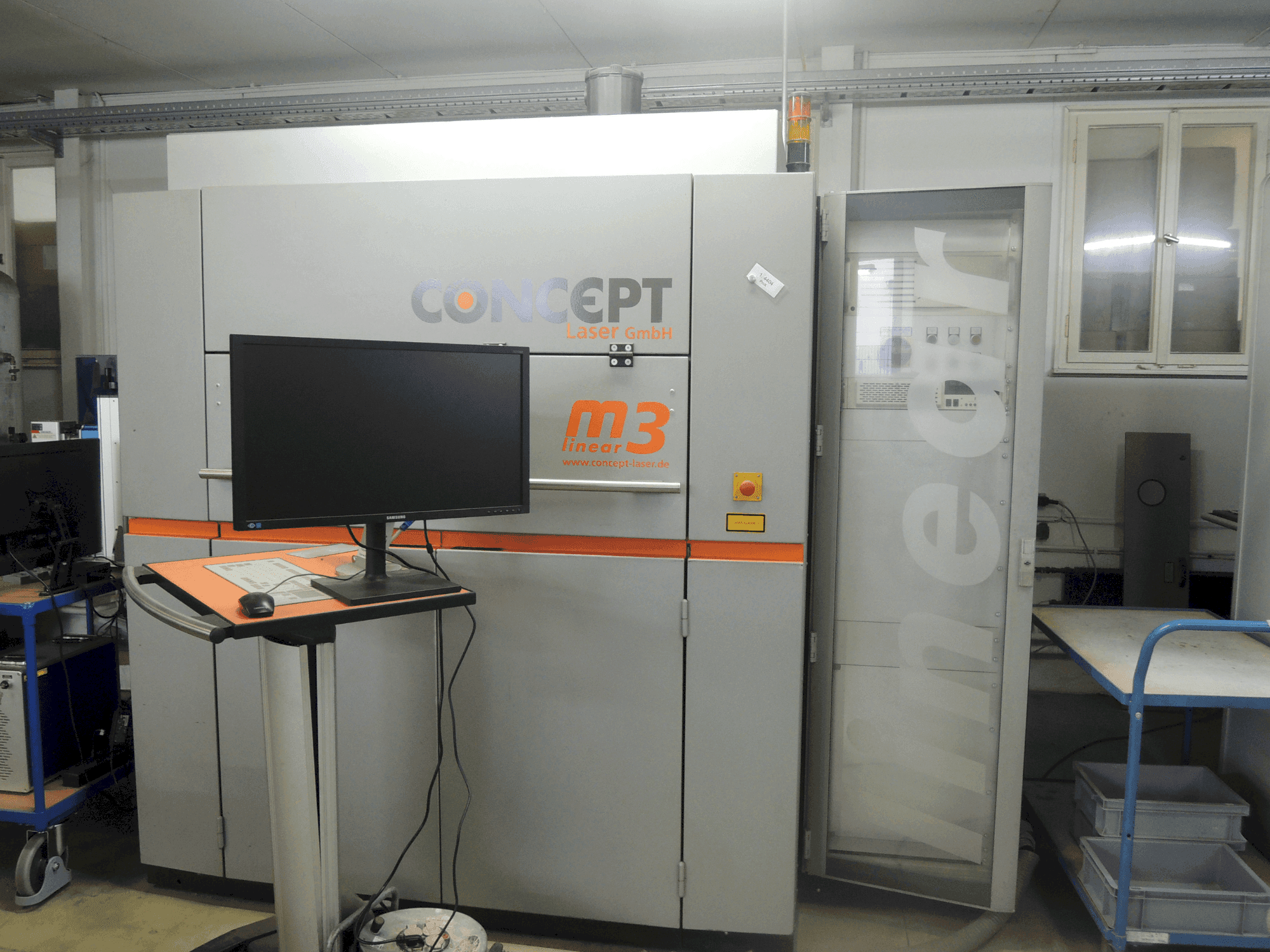 Vista frontale della macchina CONCEPT LASER LASER M3 Linear