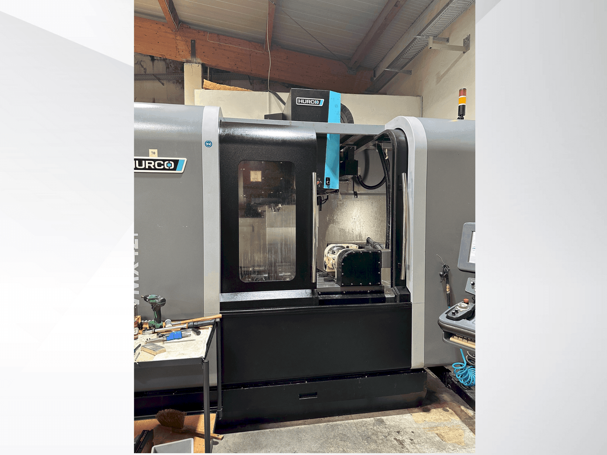 Vista frontale della macchina Hurco VMX 42i