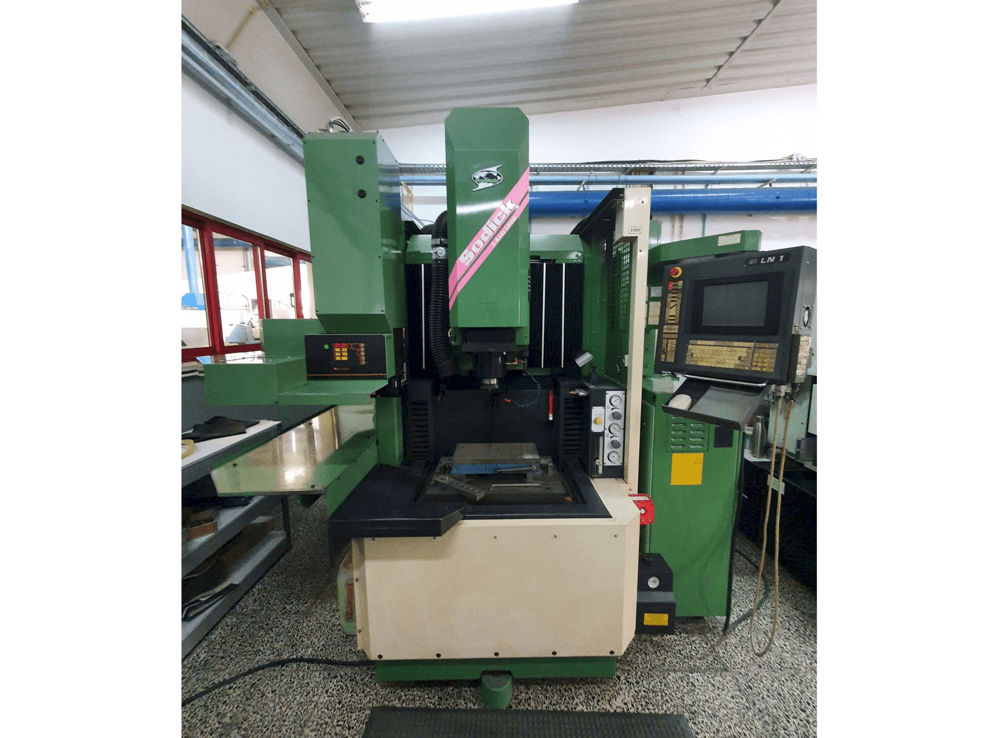 Vista frontale della macchina Sodick AQ35L