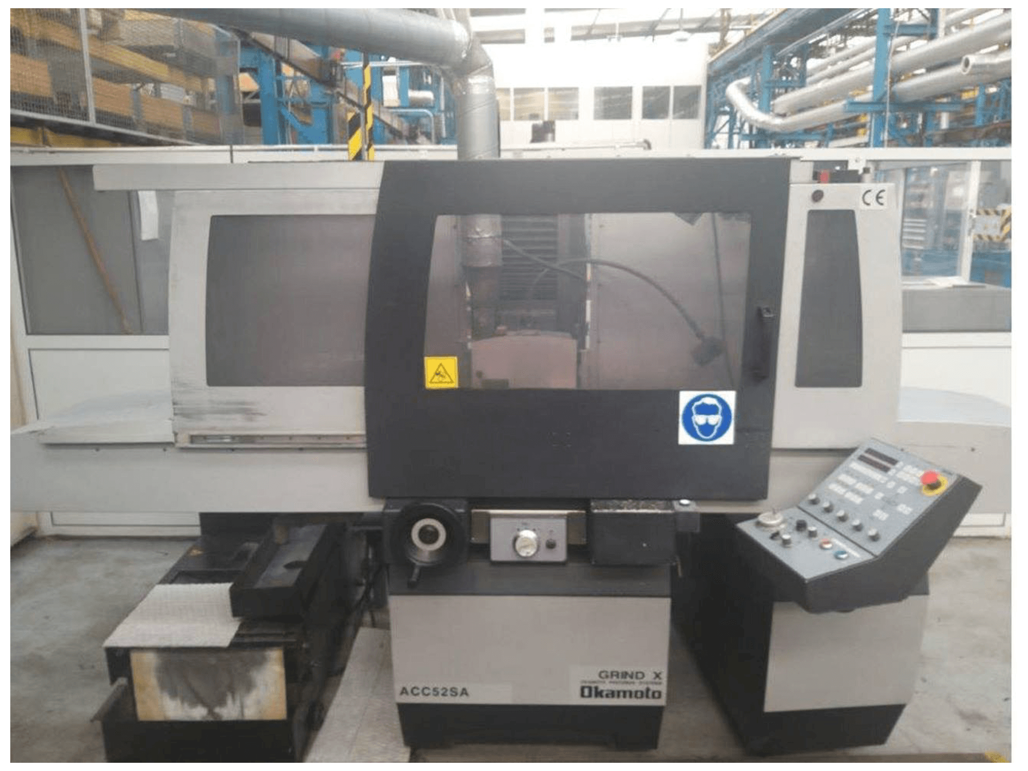 Vista frontale della macchina OKAMOTO ACC 52SA