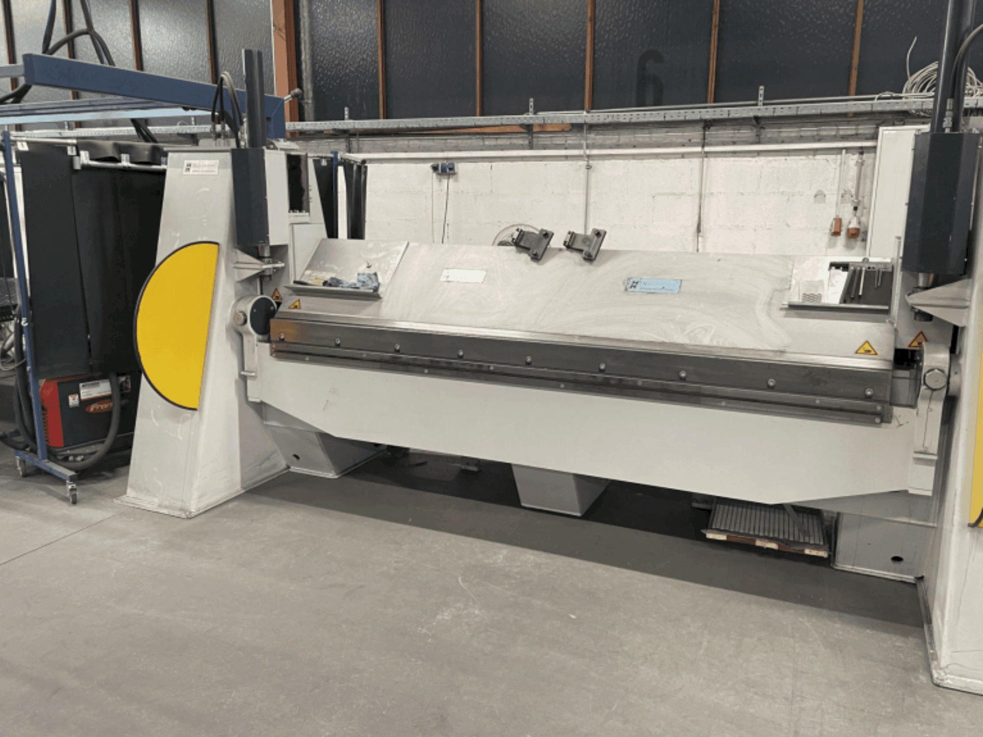 Vista frontale della macchina DR. HOCHSTRATE SBM 3000/6 (2018)