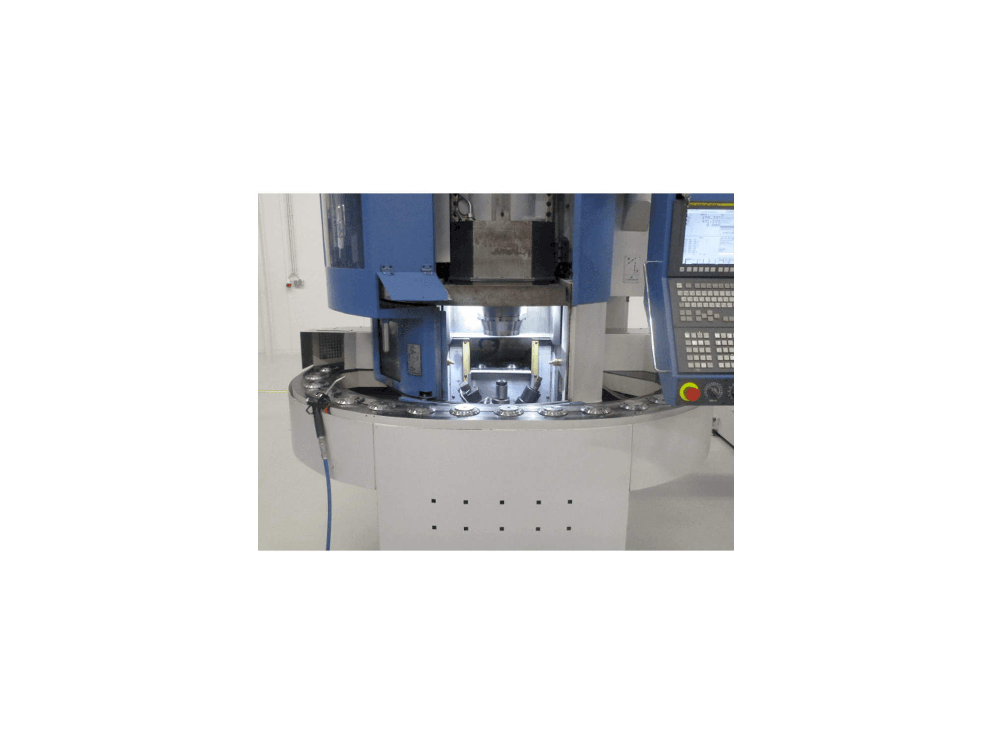 Vista frontale della macchina EMAG VL3